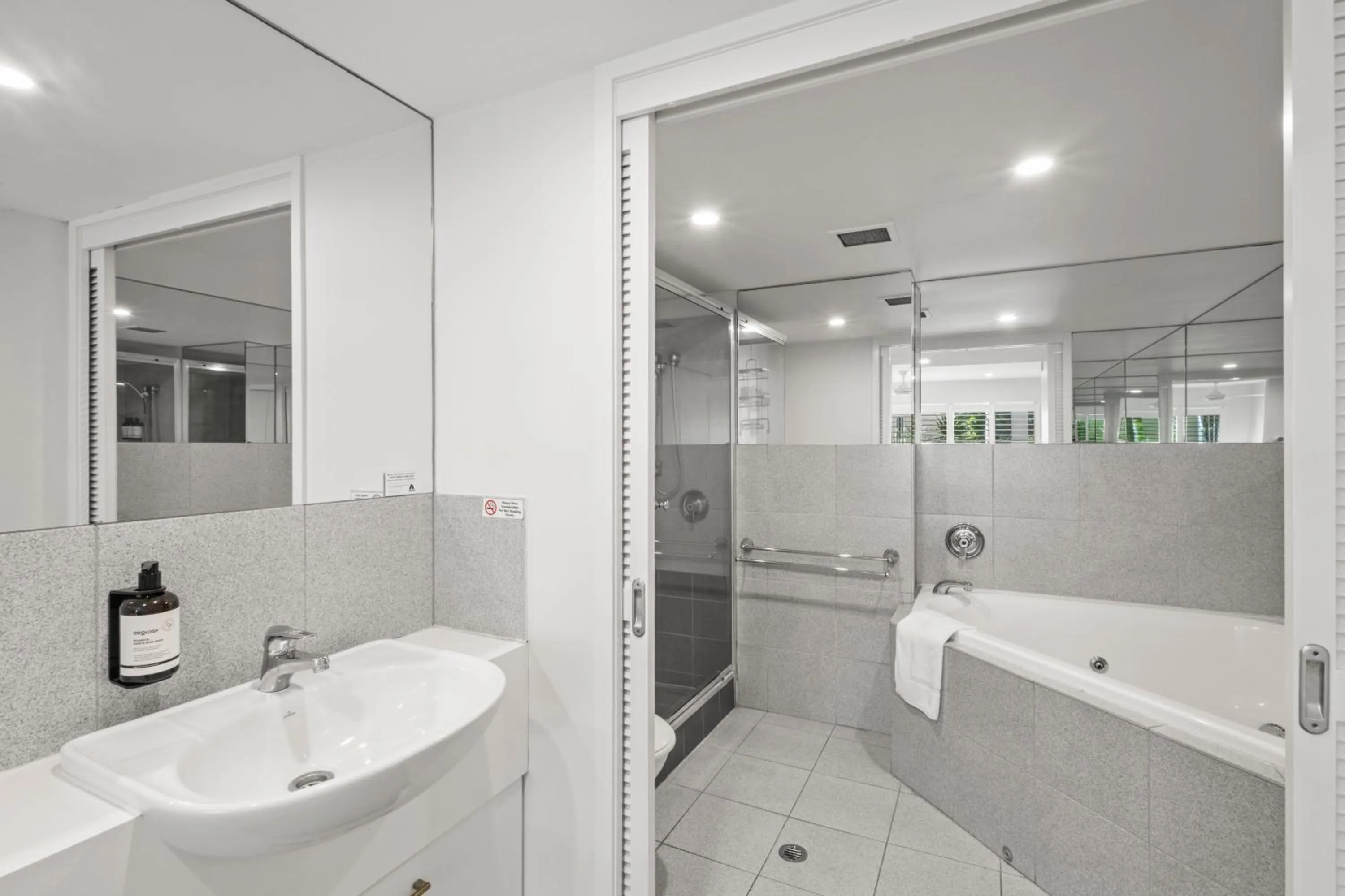 Shower in Sunshine Vista