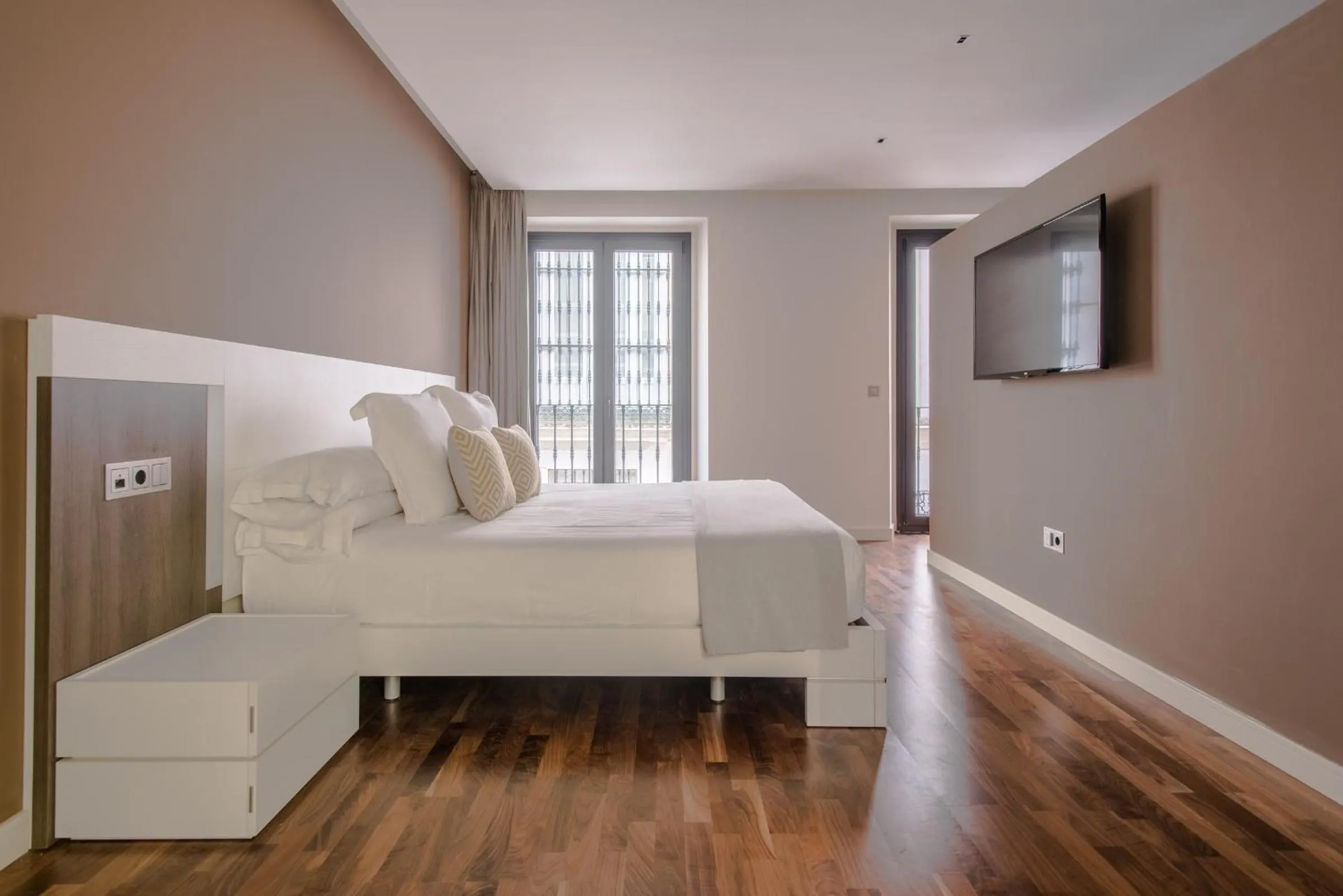 Property building, Bed in Hommyhome Arenal Luxury