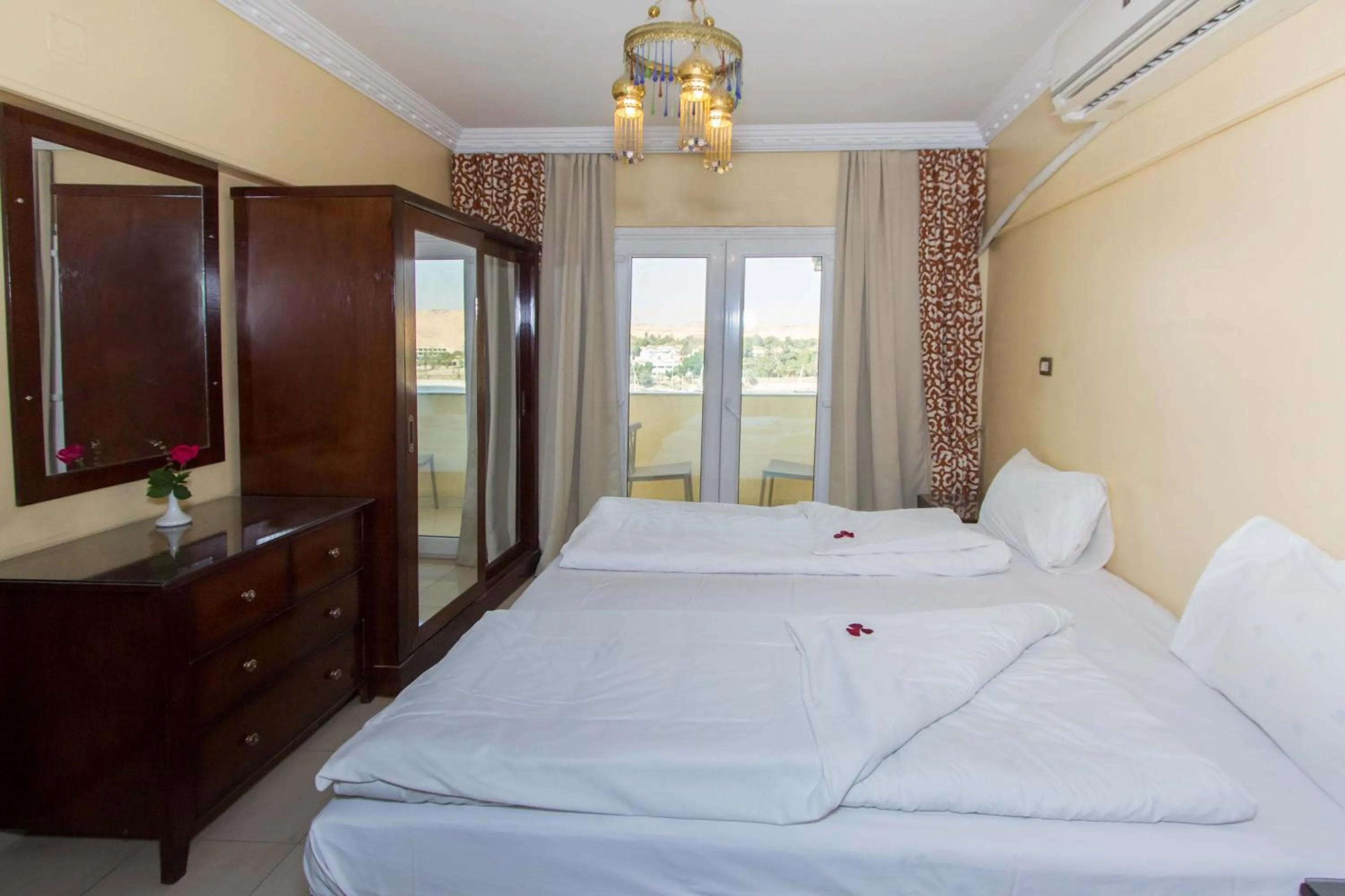 Photo of the whole room, Bed in Philae Hotel Aswan