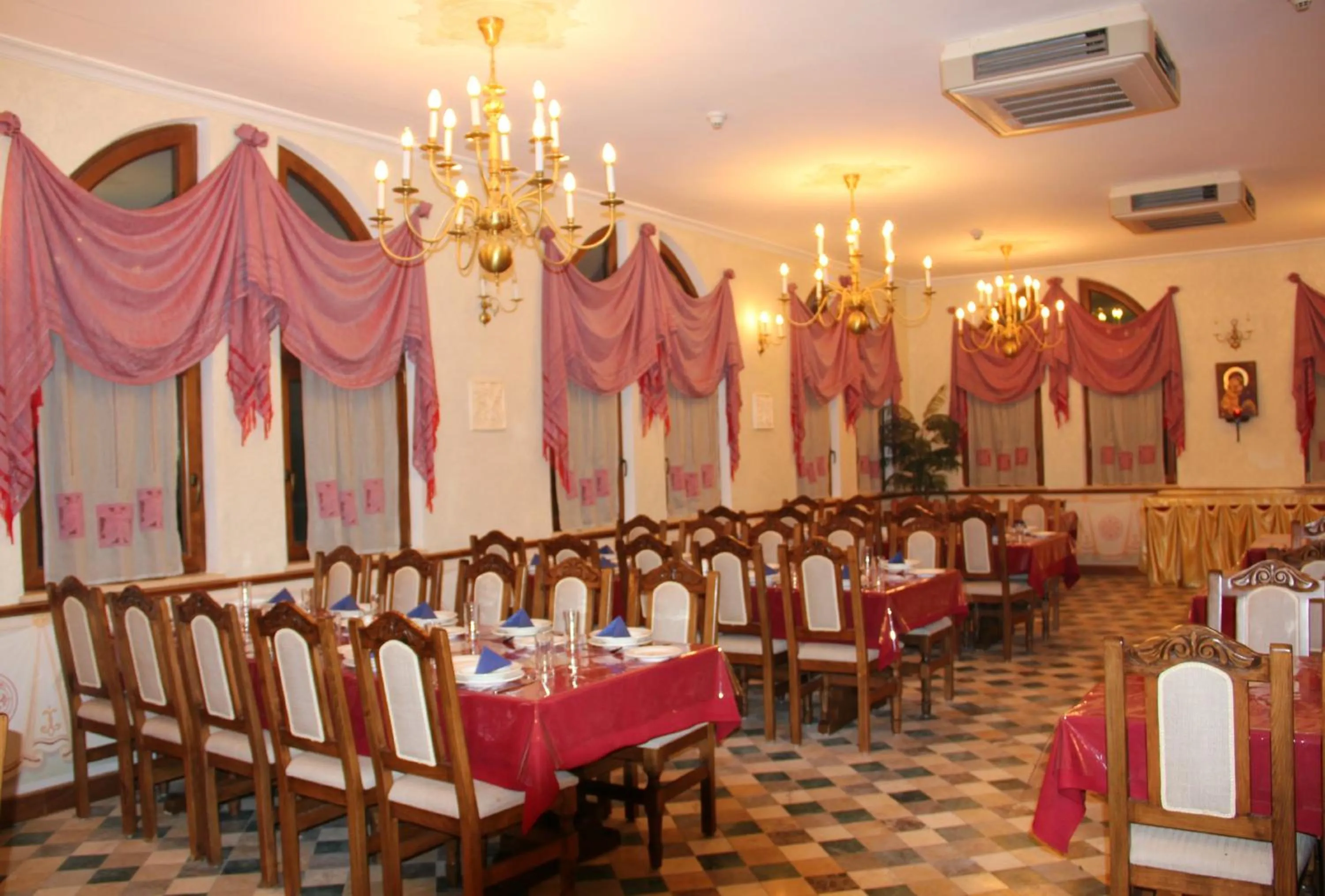 Restaurant/places to eat in Russian Pilgrim Residence