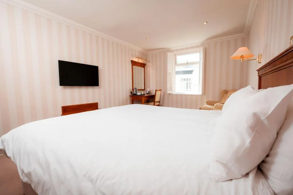 Bed in Lakeside Hotel and Spa