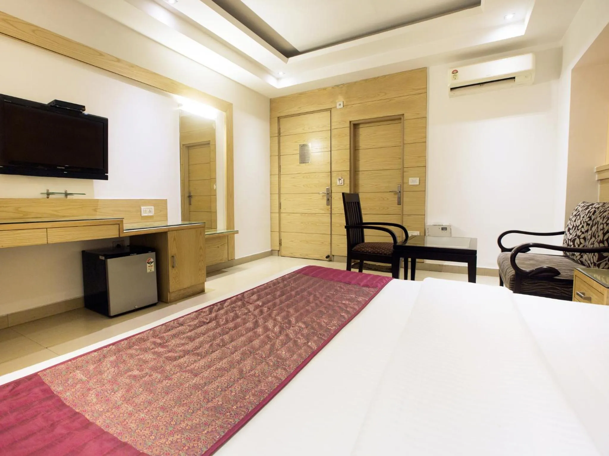 Seating area, Bed in Hotel Krishna Deluxe-By RCG Hotels