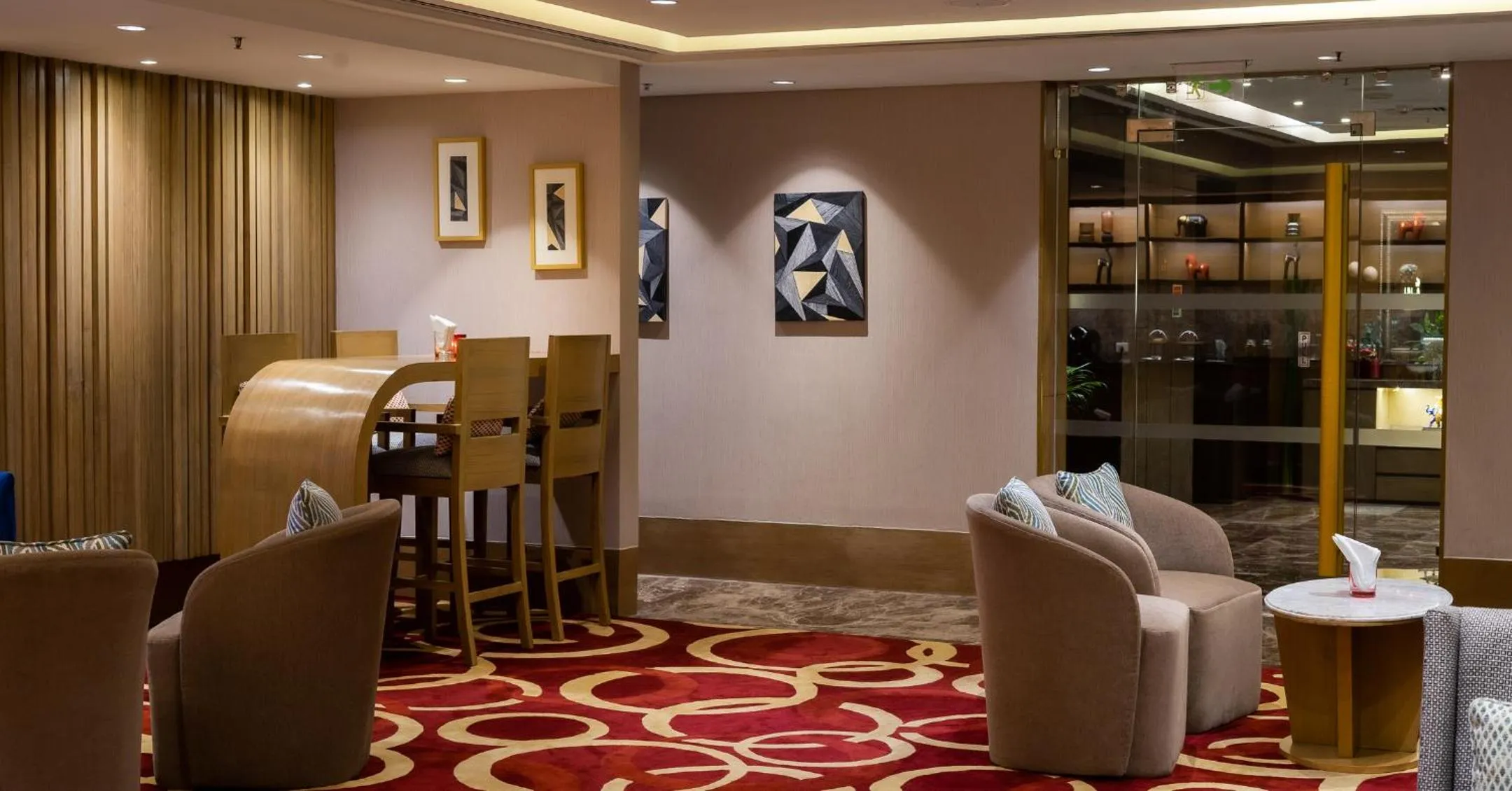 Lounge or bar in The Leela Ambience Convention Hotel Delhi