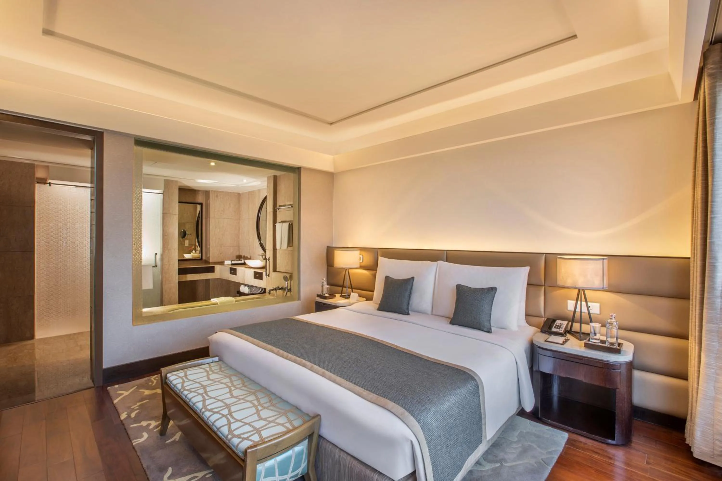 Bedroom, Bed in The Leela Ambience Convention Hotel Delhi