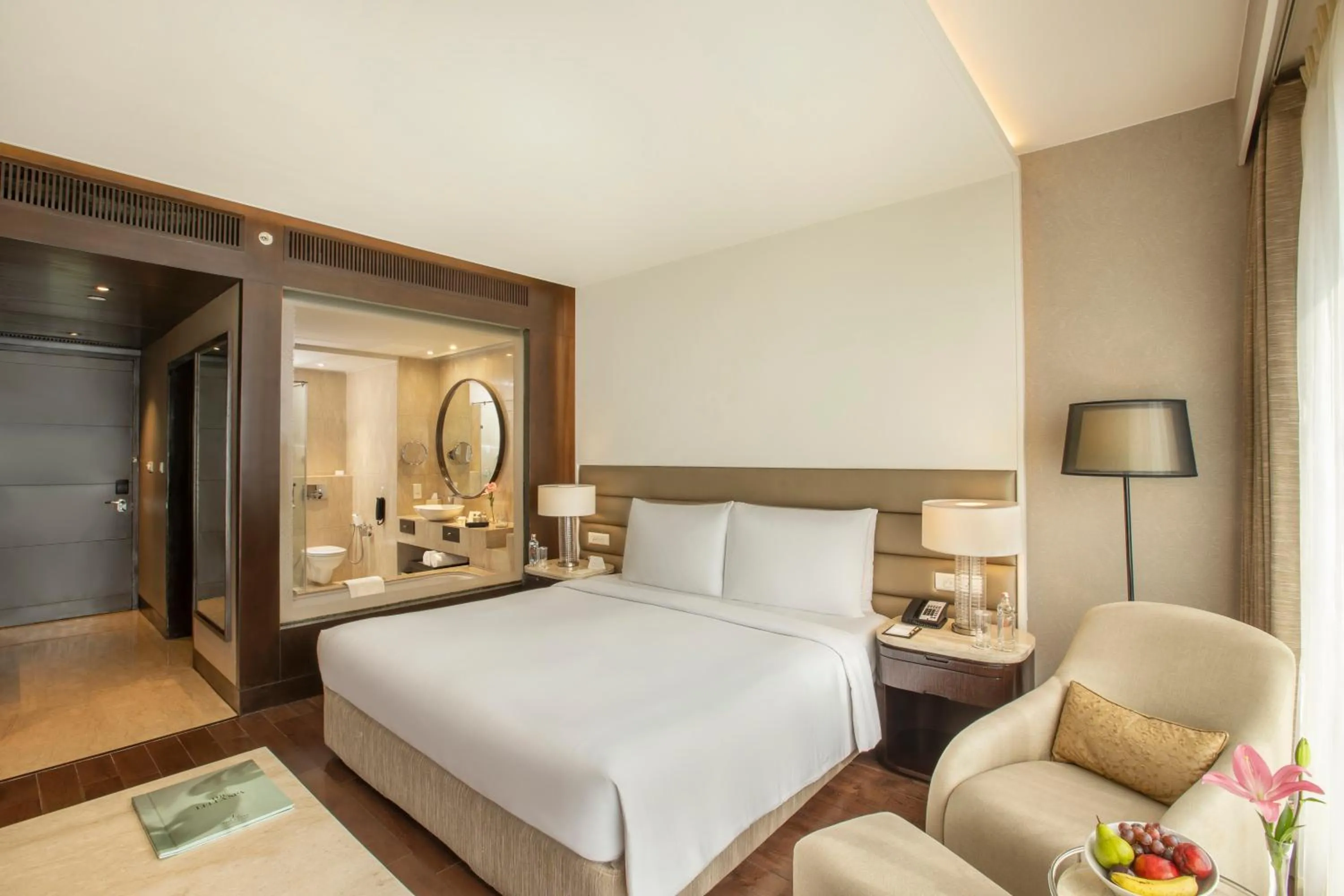 Bedroom, Bed in The Leela Ambience Convention Hotel Delhi