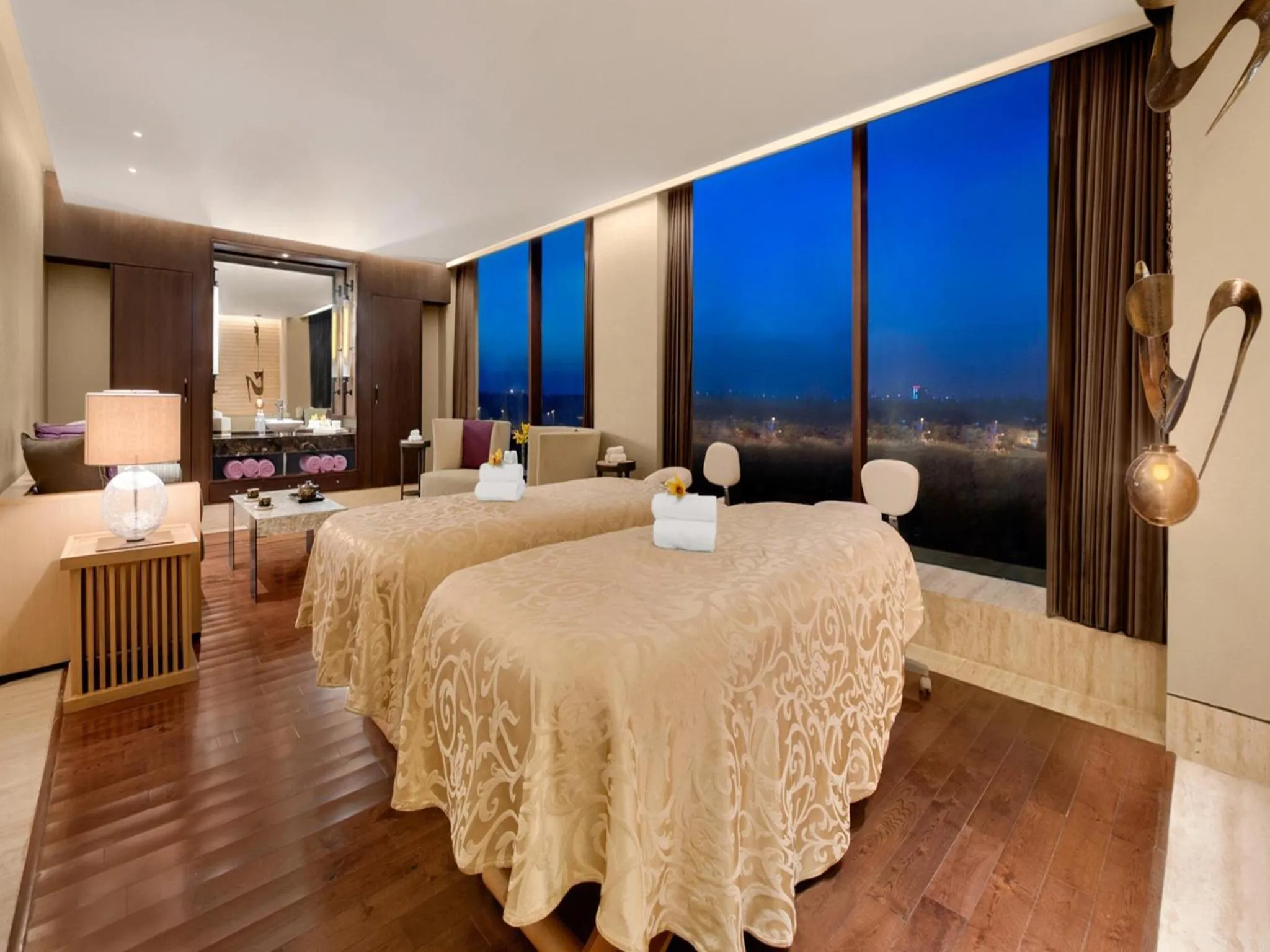 Spa and wellness centre/facilities, Bed in The Leela Ambience Convention Hotel Delhi