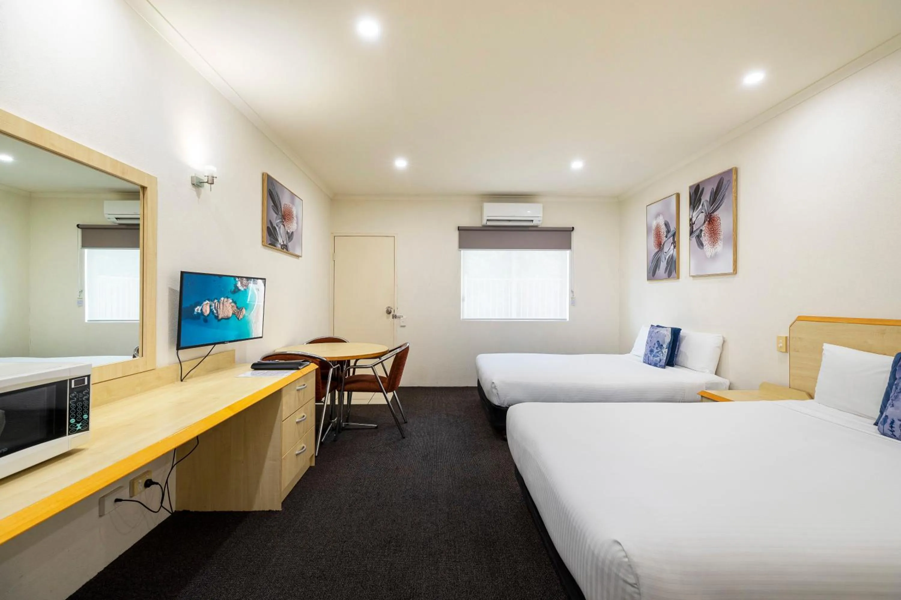 Photo of the whole room, Bed in Red Bridge Motor Inn