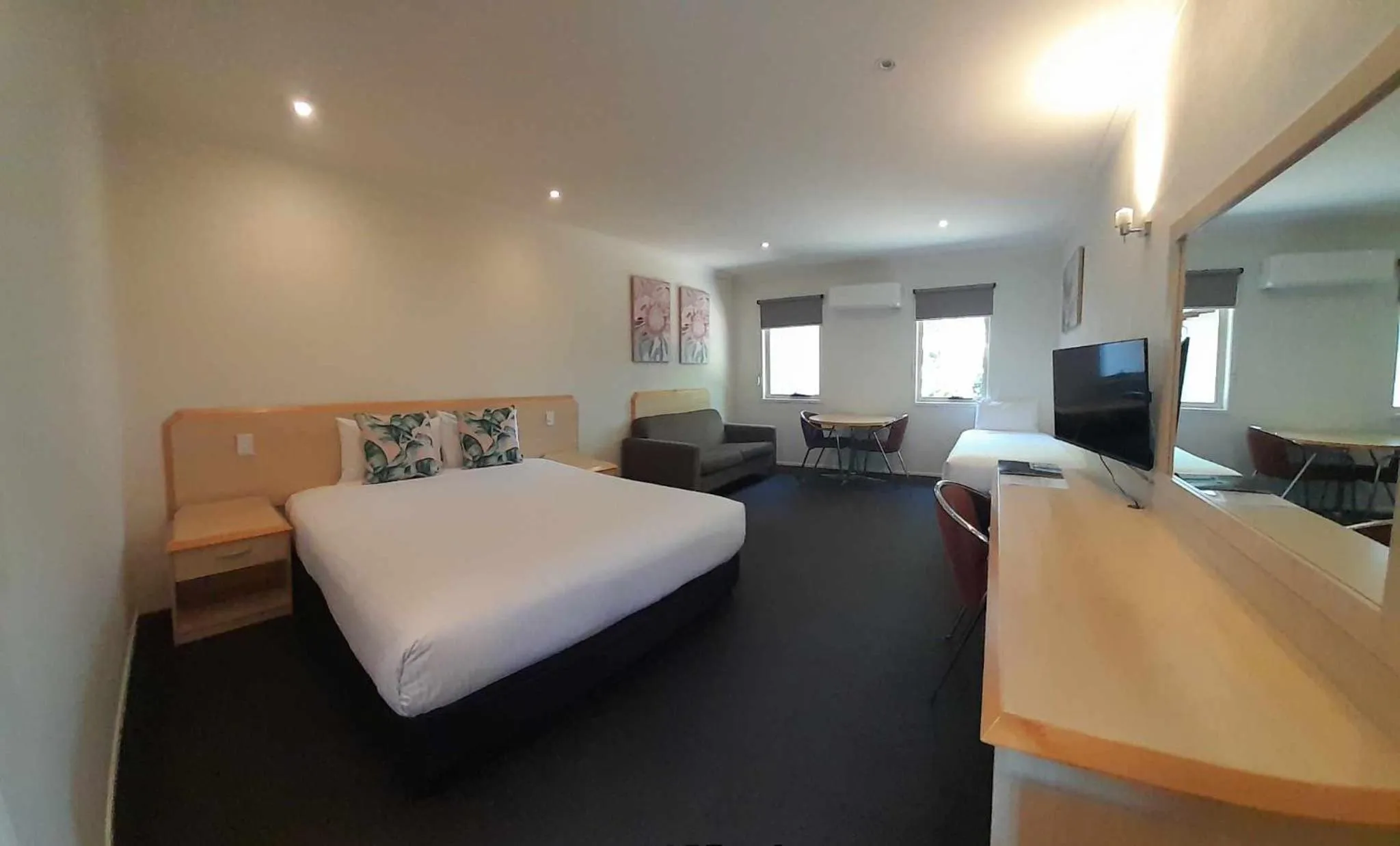 Property building, Bed in Red Bridge Motor Inn