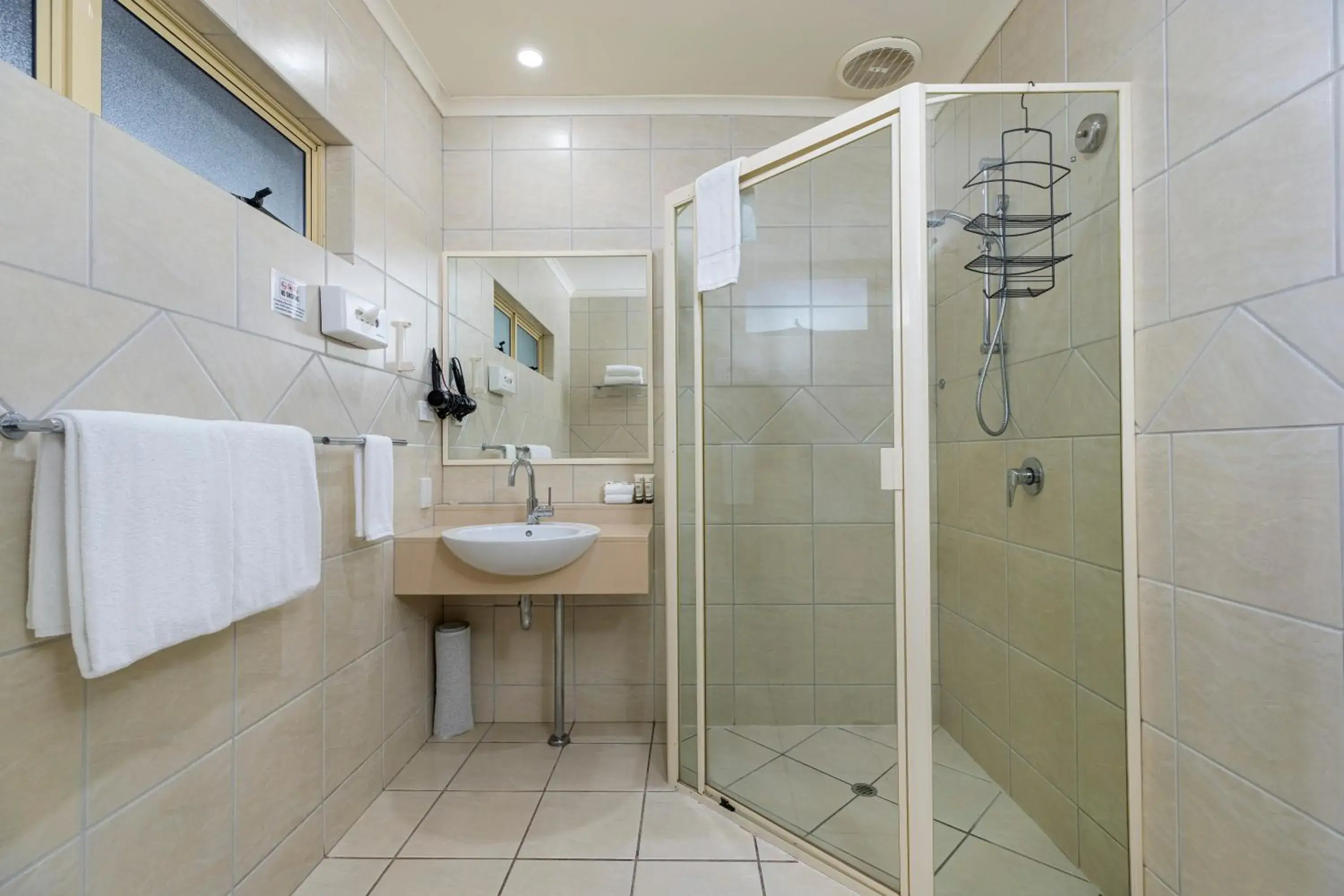 Executive Queen Room in Red Bridge Motor Inn Executive Queen Room in Red Bridge Motor Inn