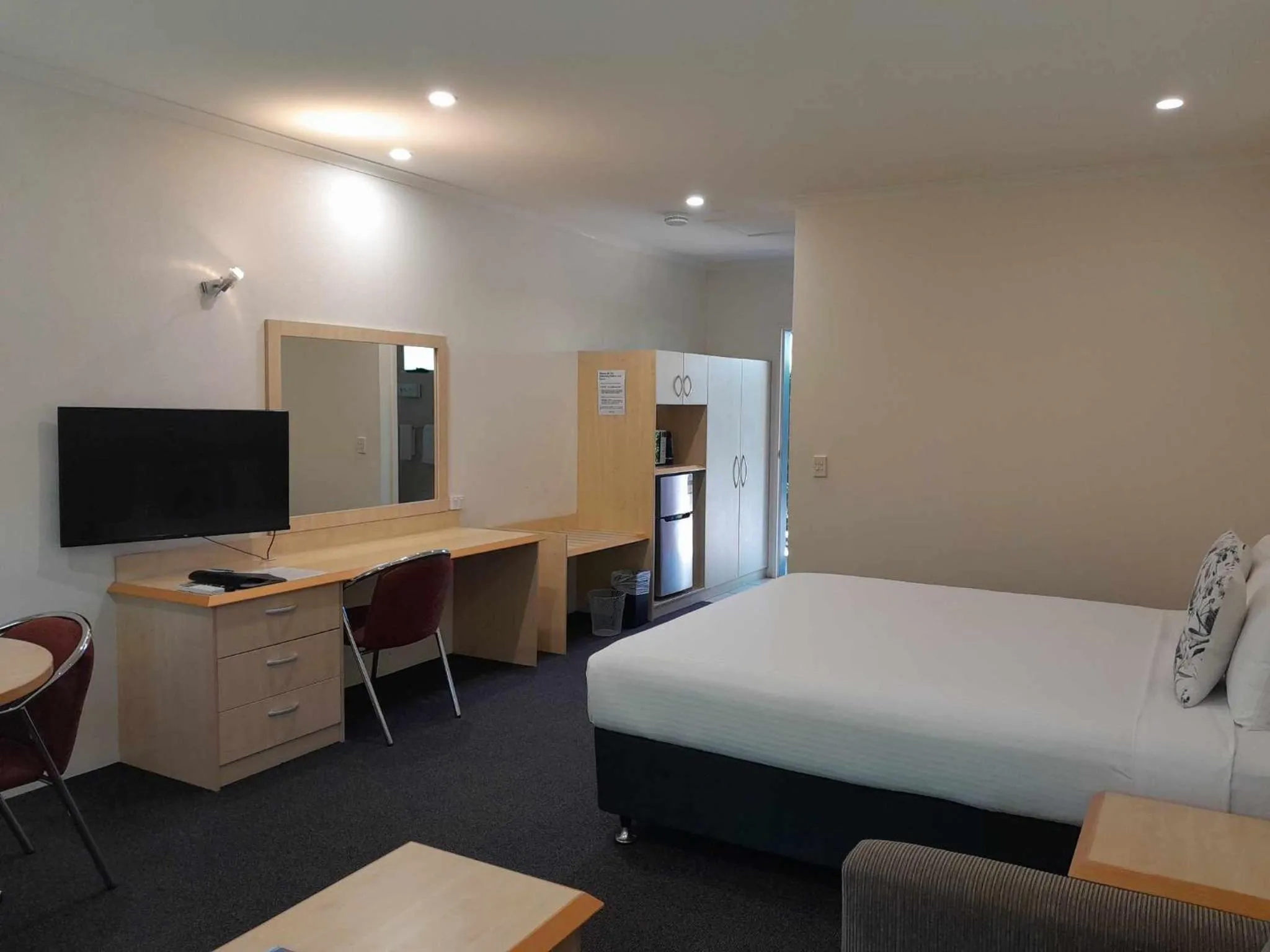 Property building, Bed in Red Bridge Motor Inn