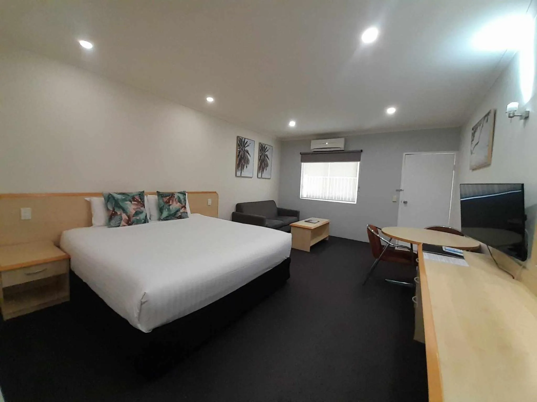 Property building, Bed in Red Bridge Motor Inn