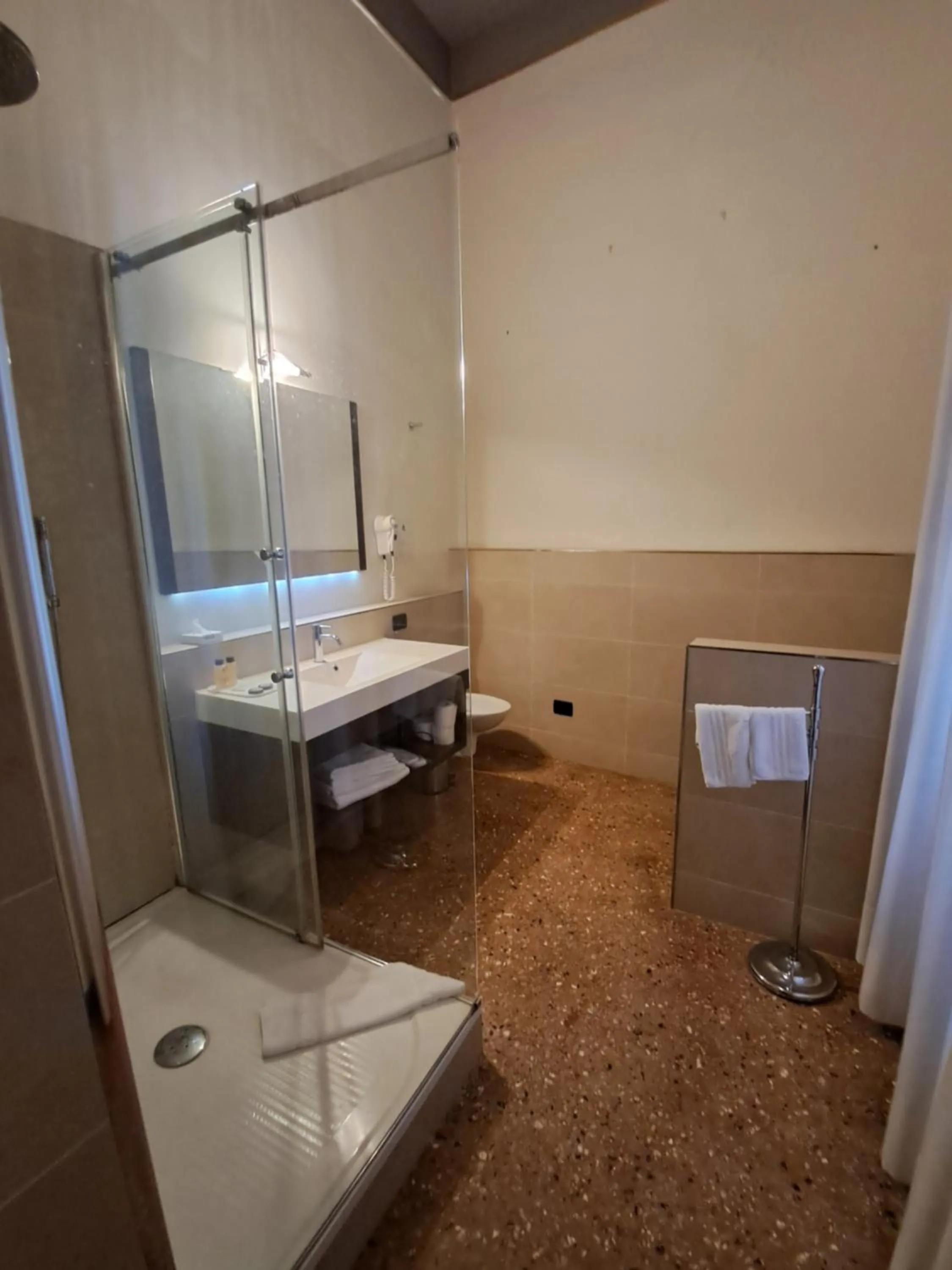 Shower, Bed in Ca' Cappellis