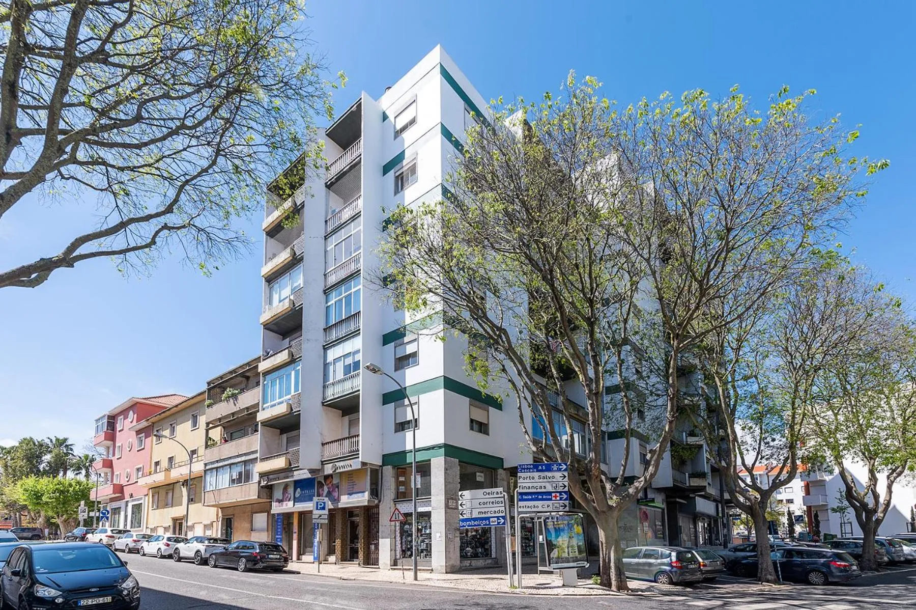 Property building in Paço de Arcos Apartment