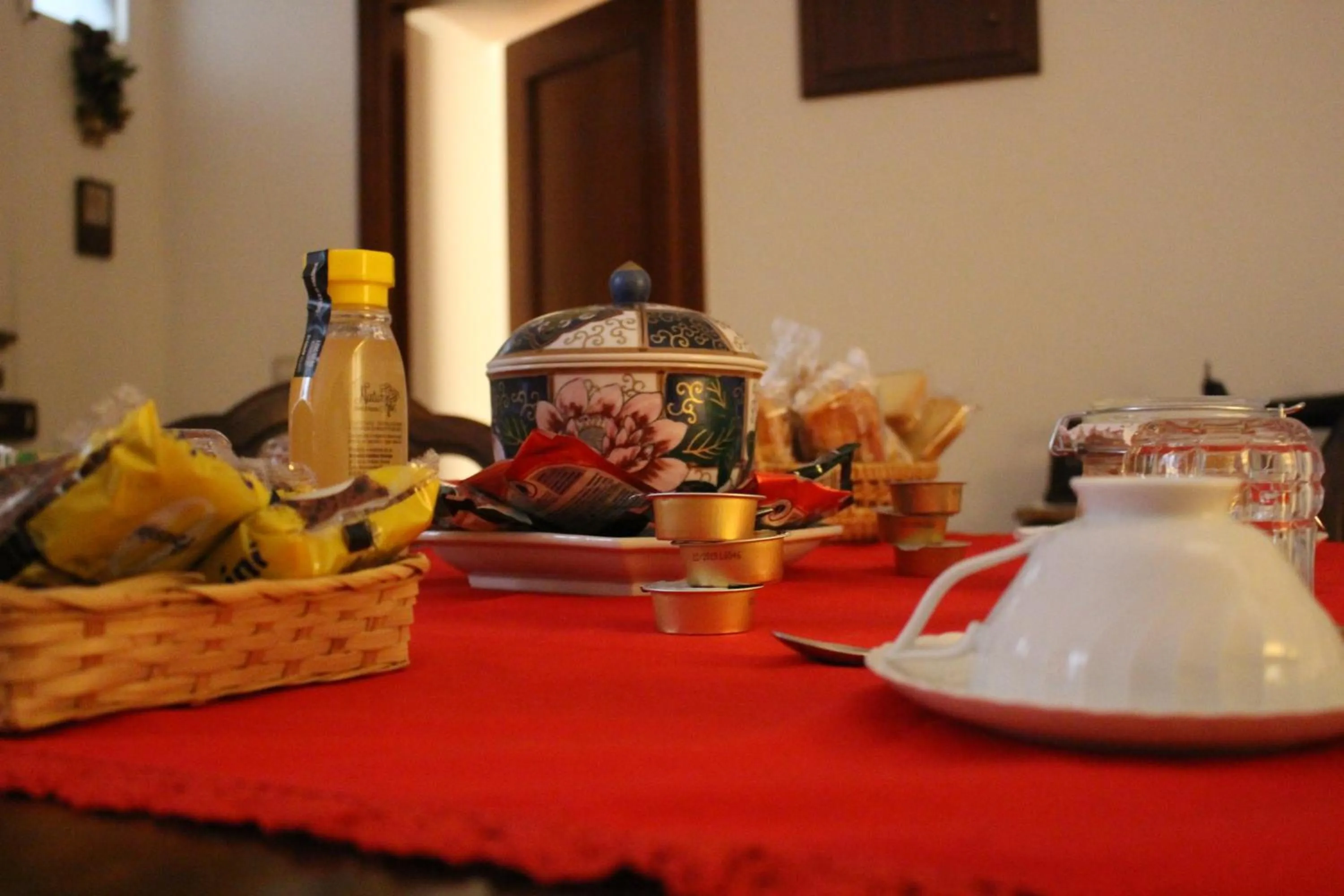 Communal lounge/ TV room in B&B 'A Puteca