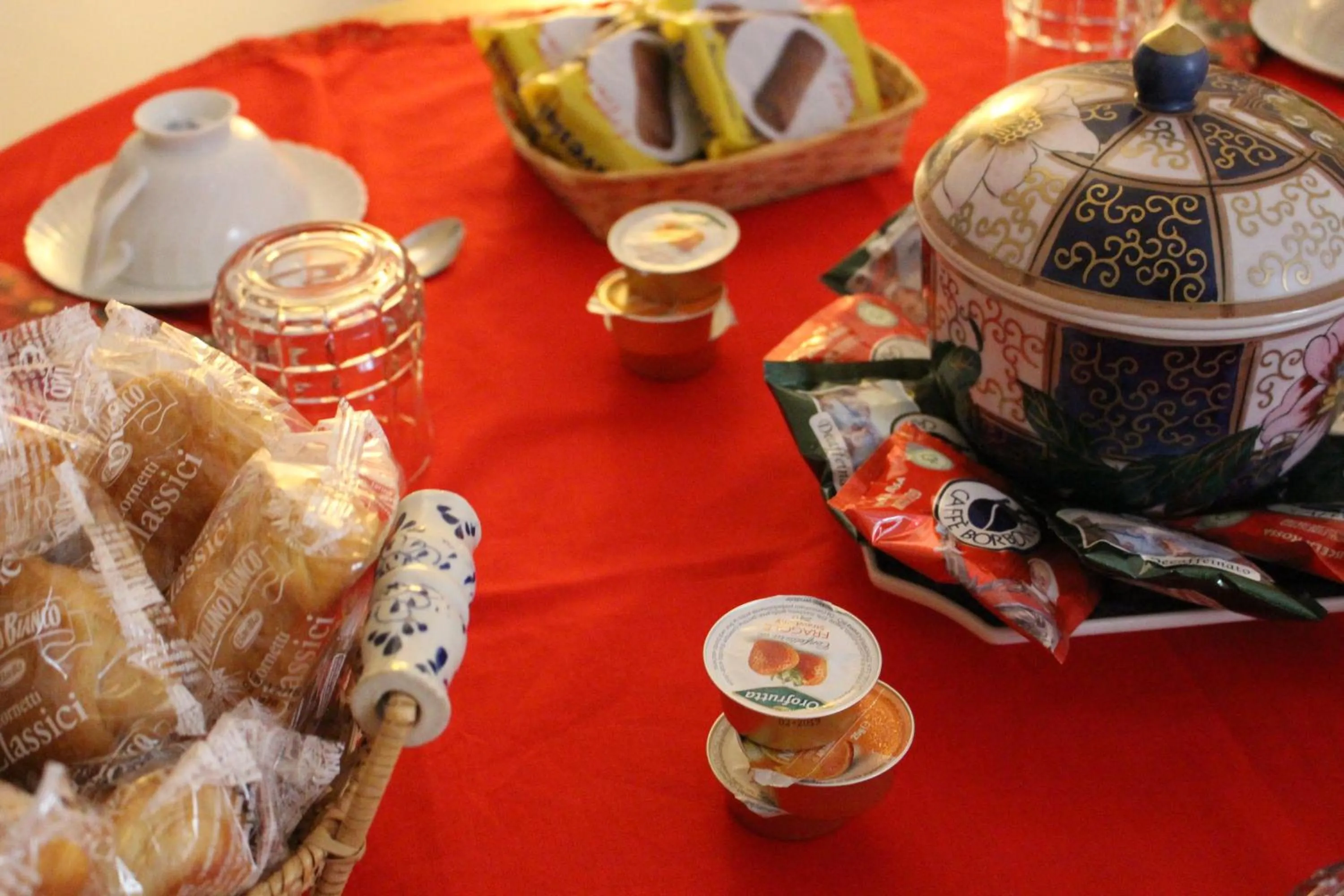 Communal lounge/ TV room in B&B 'A Puteca