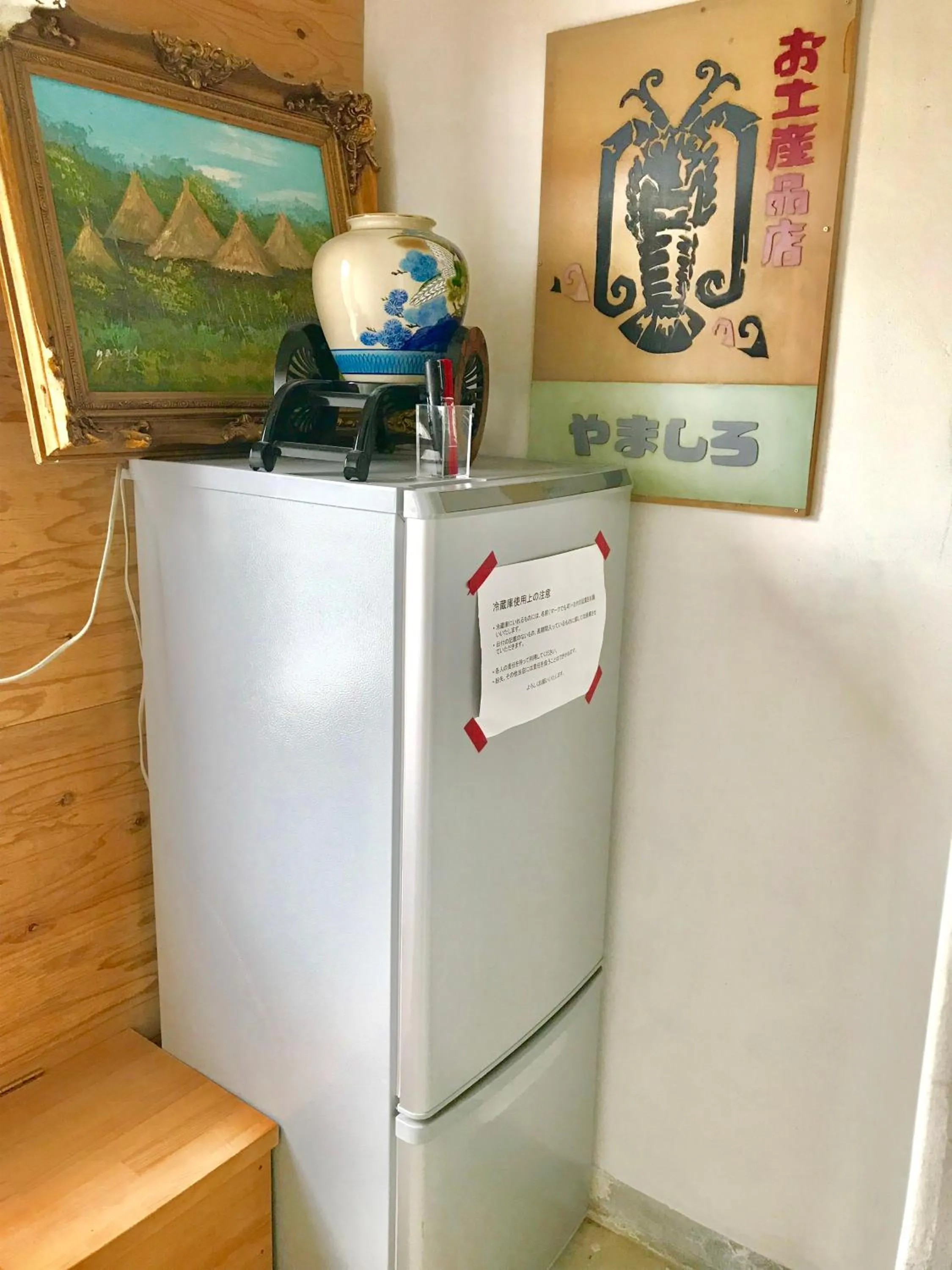 Communal kitchen in MEEDAFU'S YUI HOSTEL and COFFEE