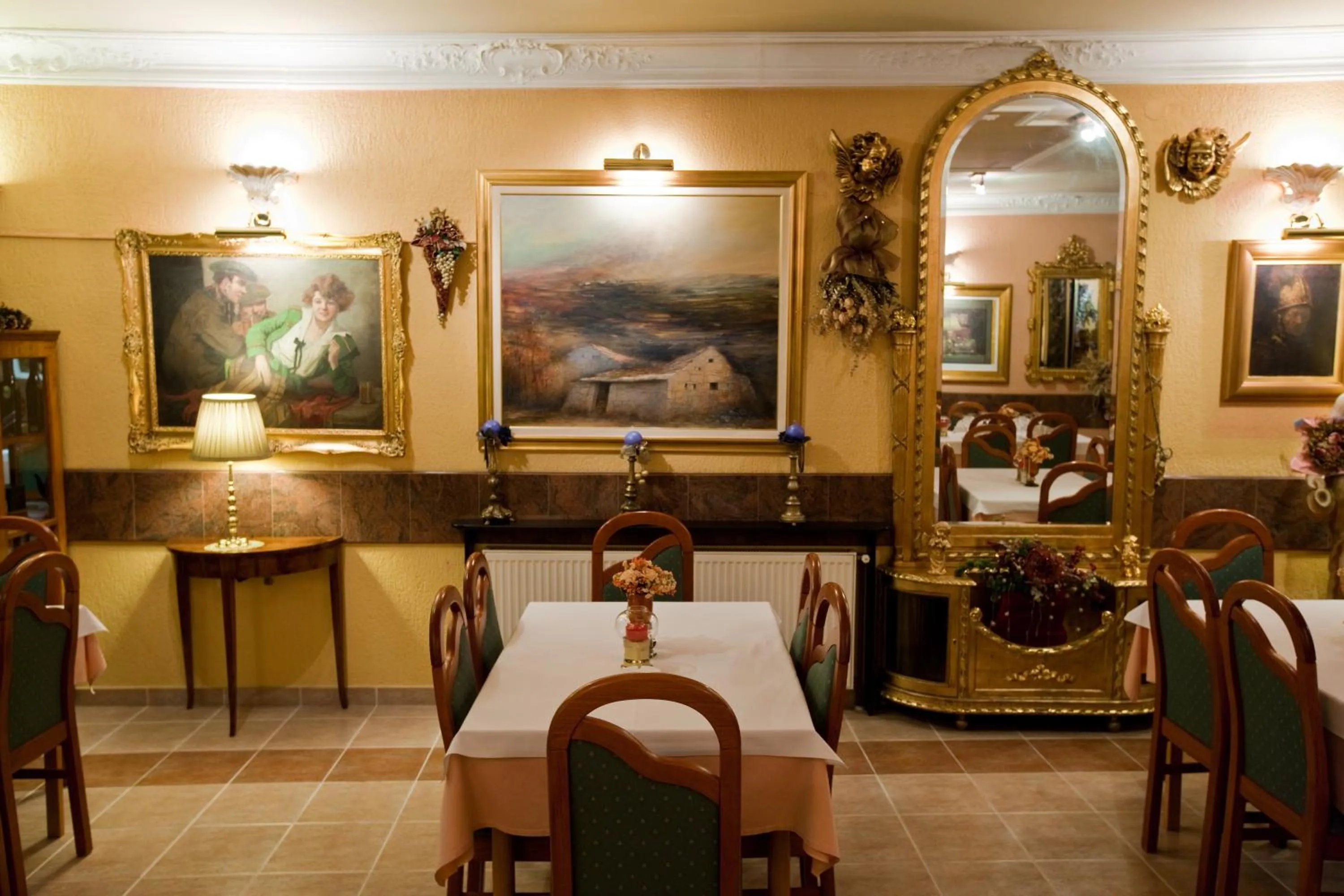 Restaurant/places to eat in Hotel Vila Tina
