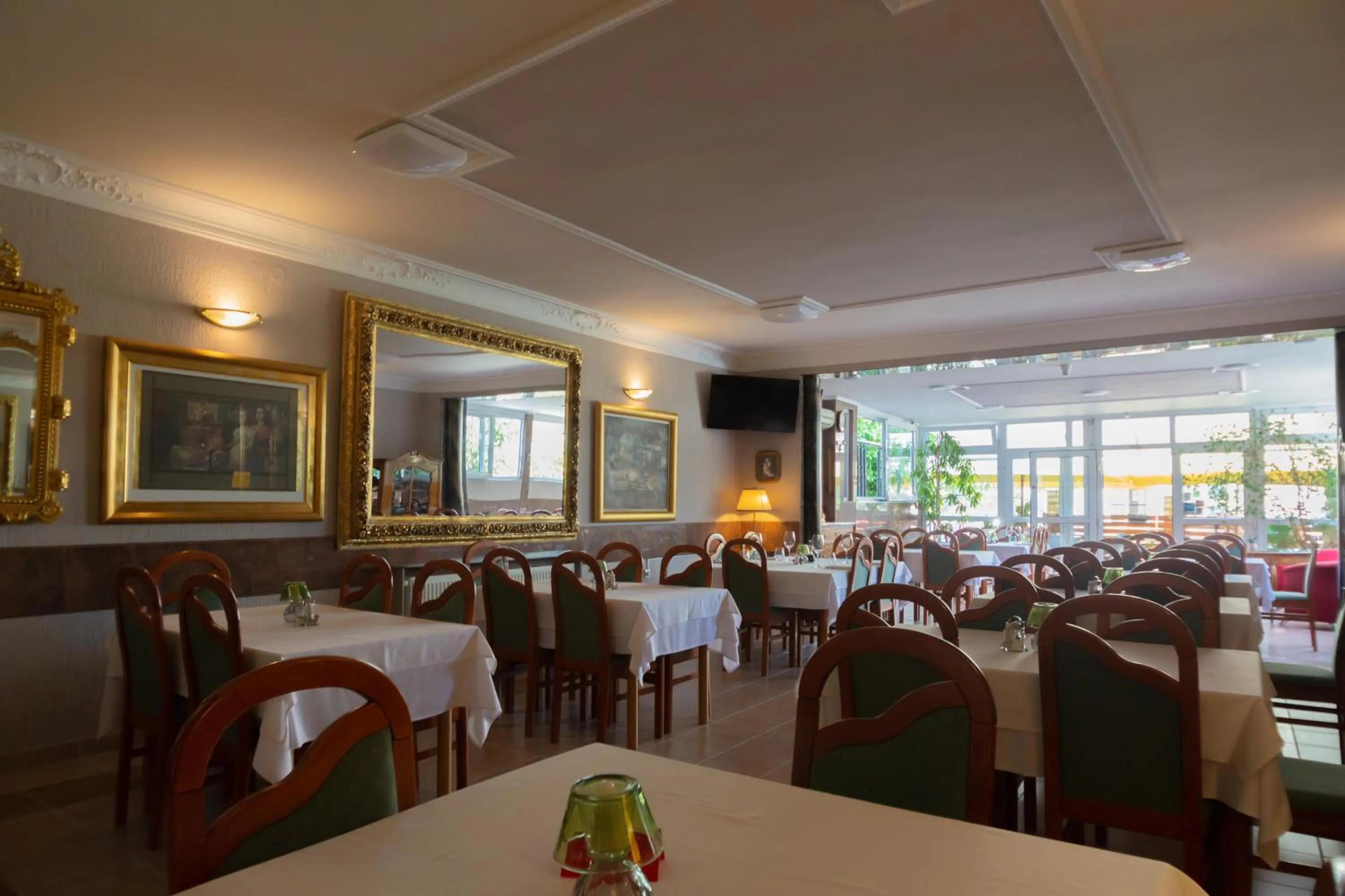 Restaurant/places to eat in Hotel Vila Tina