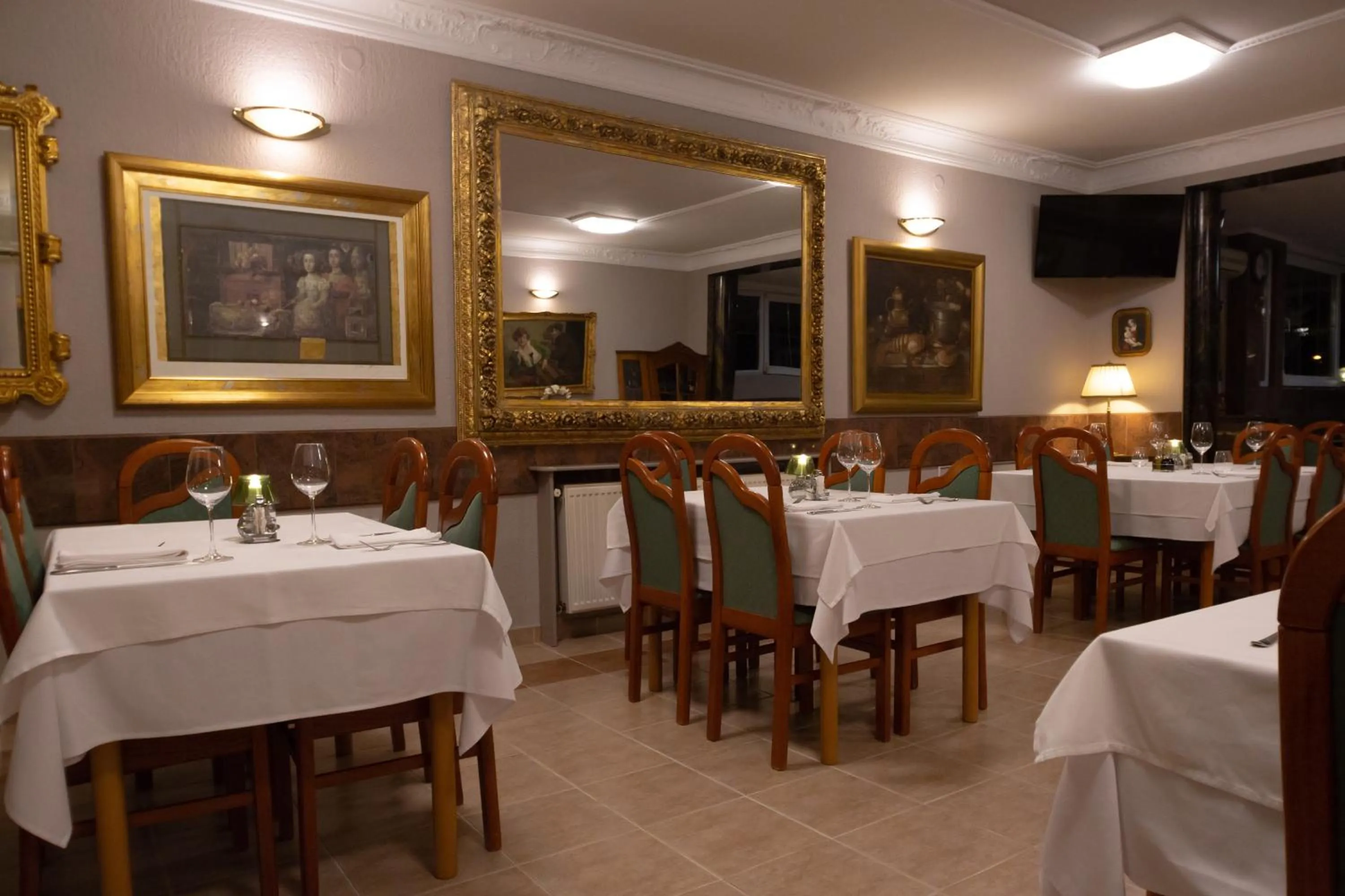 Restaurant/places to eat in Hotel Vila Tina