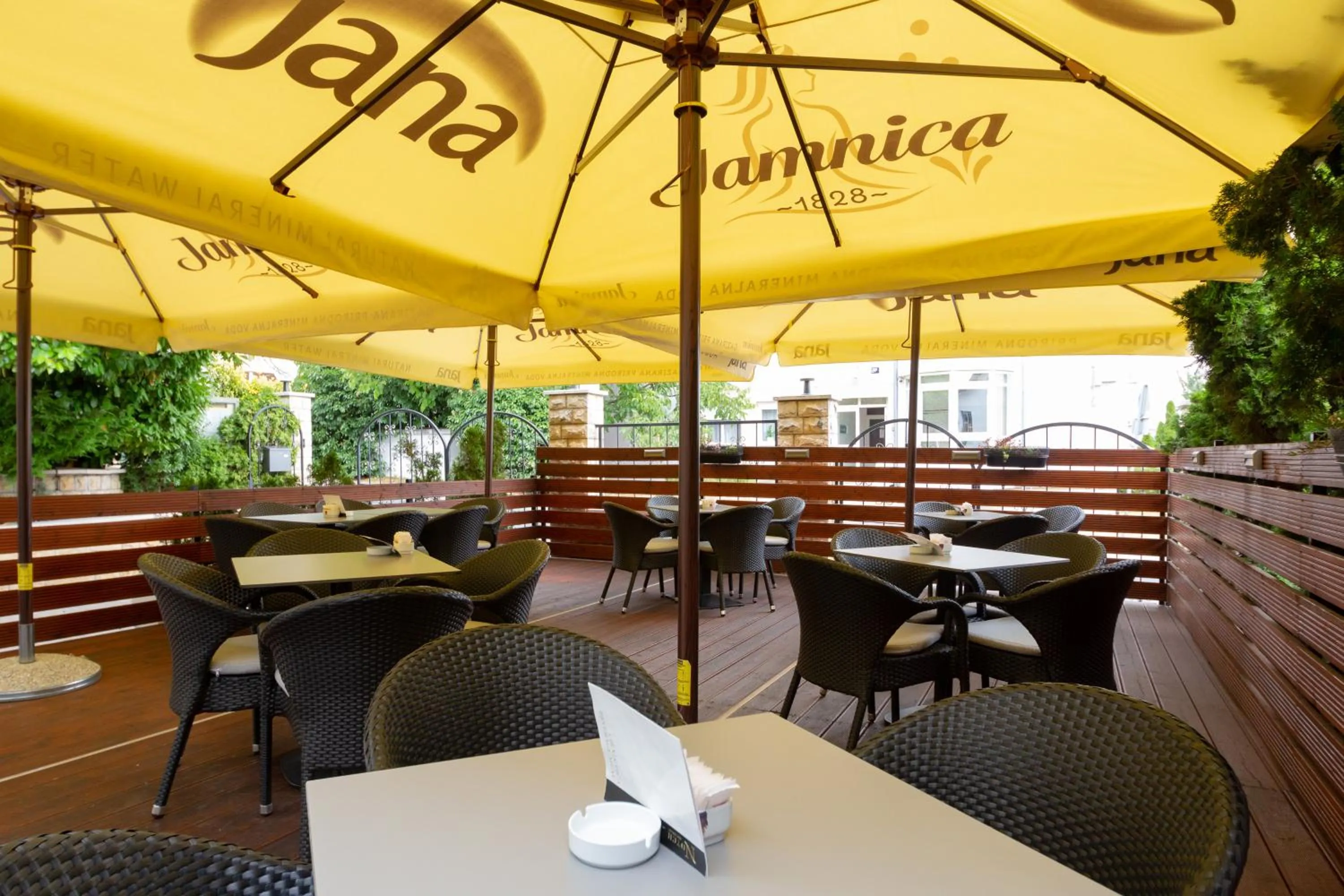 Restaurant/places to eat in Hotel Vila Tina