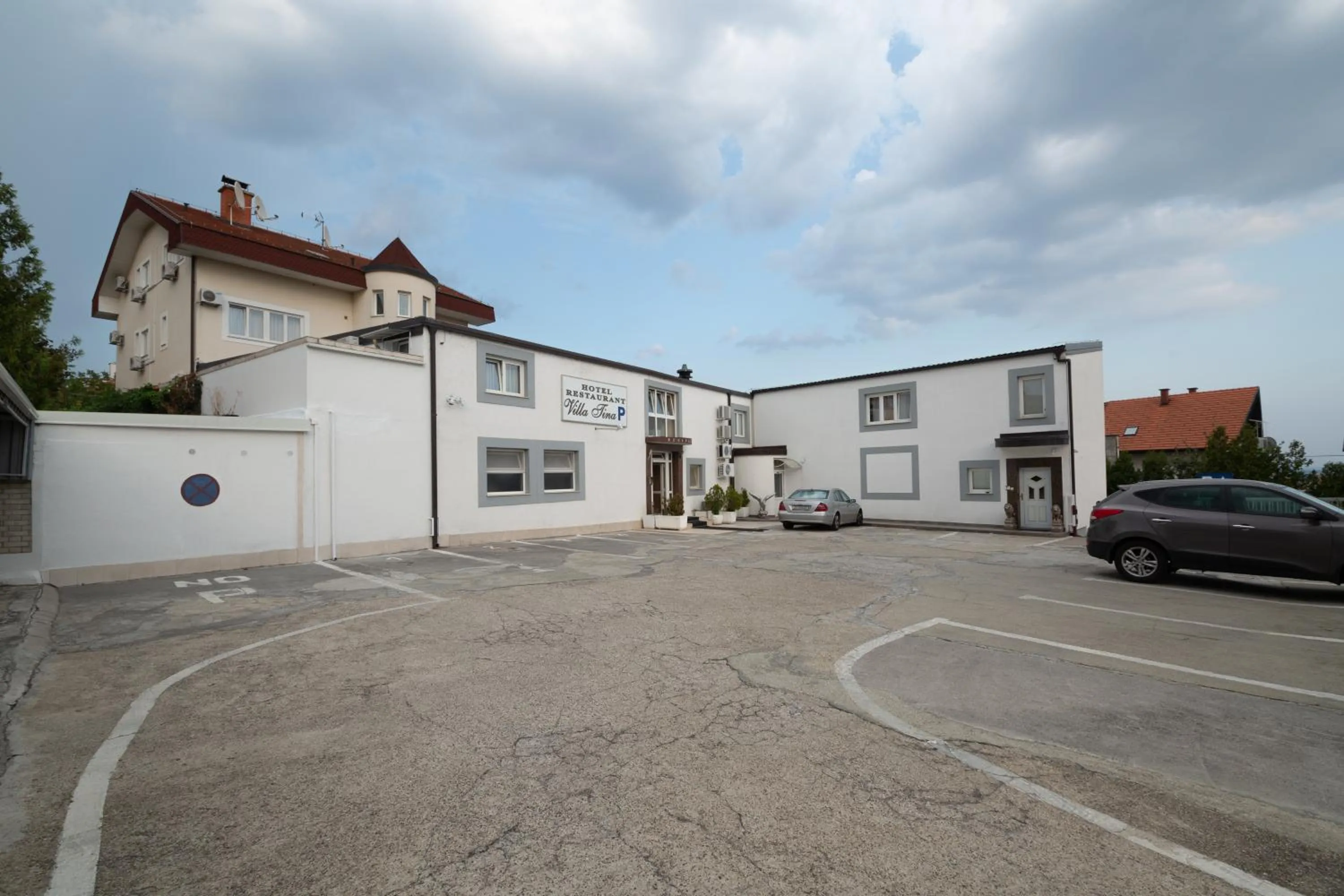 Property building in Hotel Vila Tina