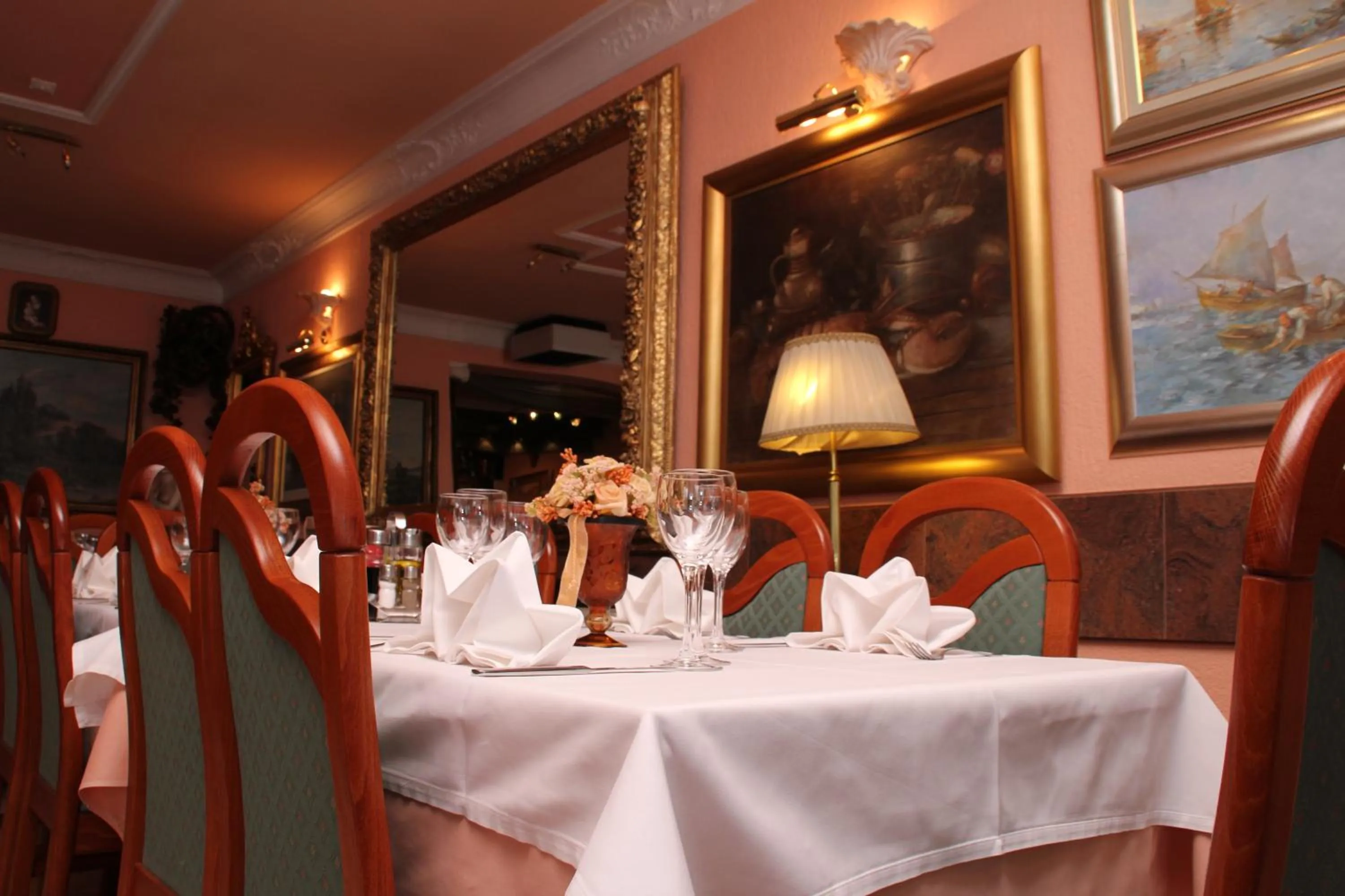 Restaurant/places to eat in Hotel Vila Tina