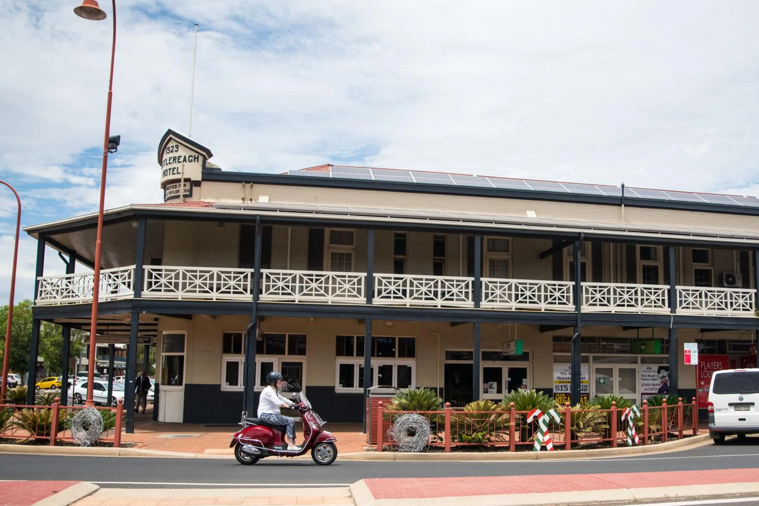 Facade/entrance in Castlereagh Hotel