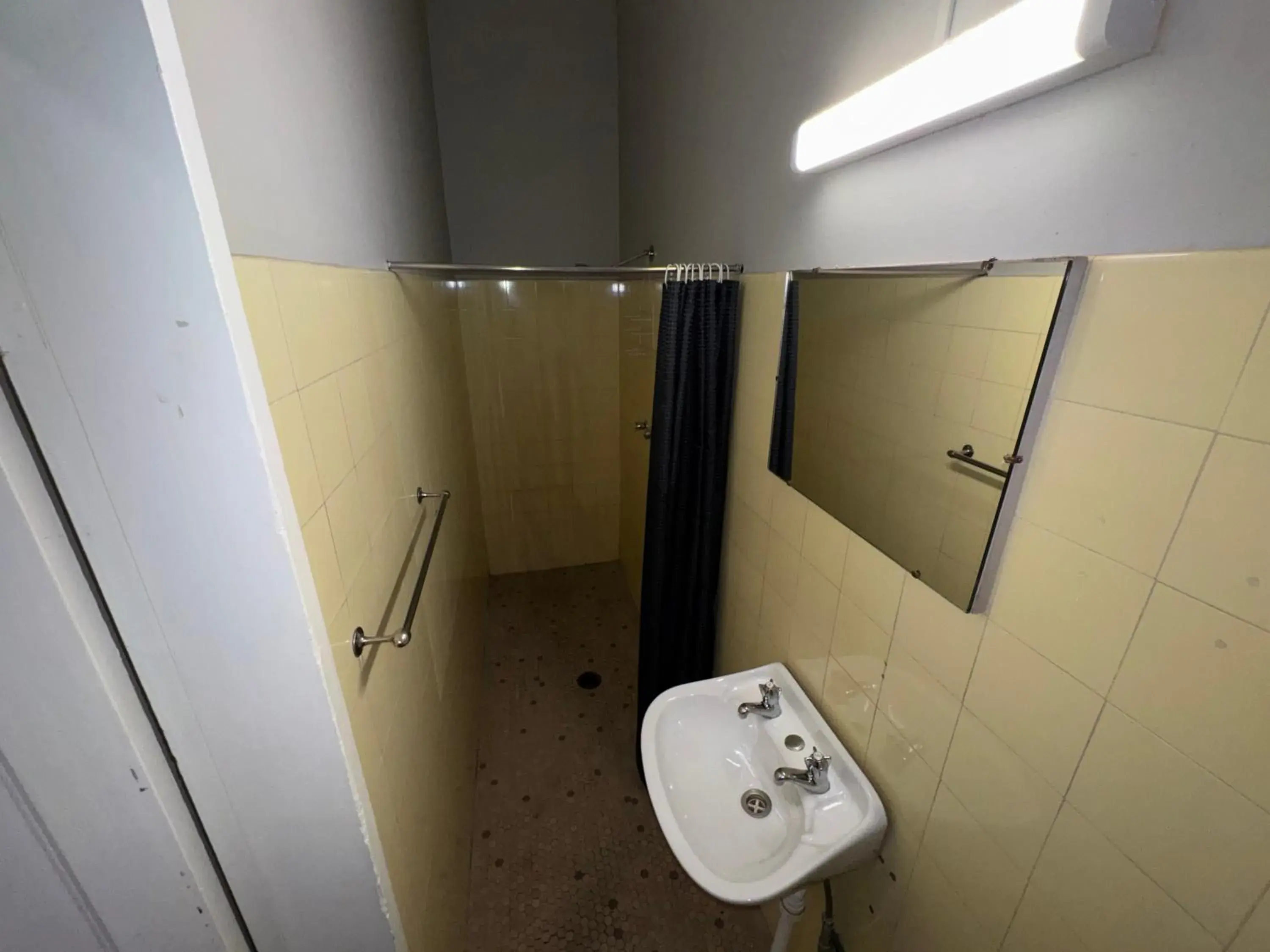 Single Room with Private Bathroom in Castlereagh Hotel Single Room with Private Bathroom in Castlereagh Hotel