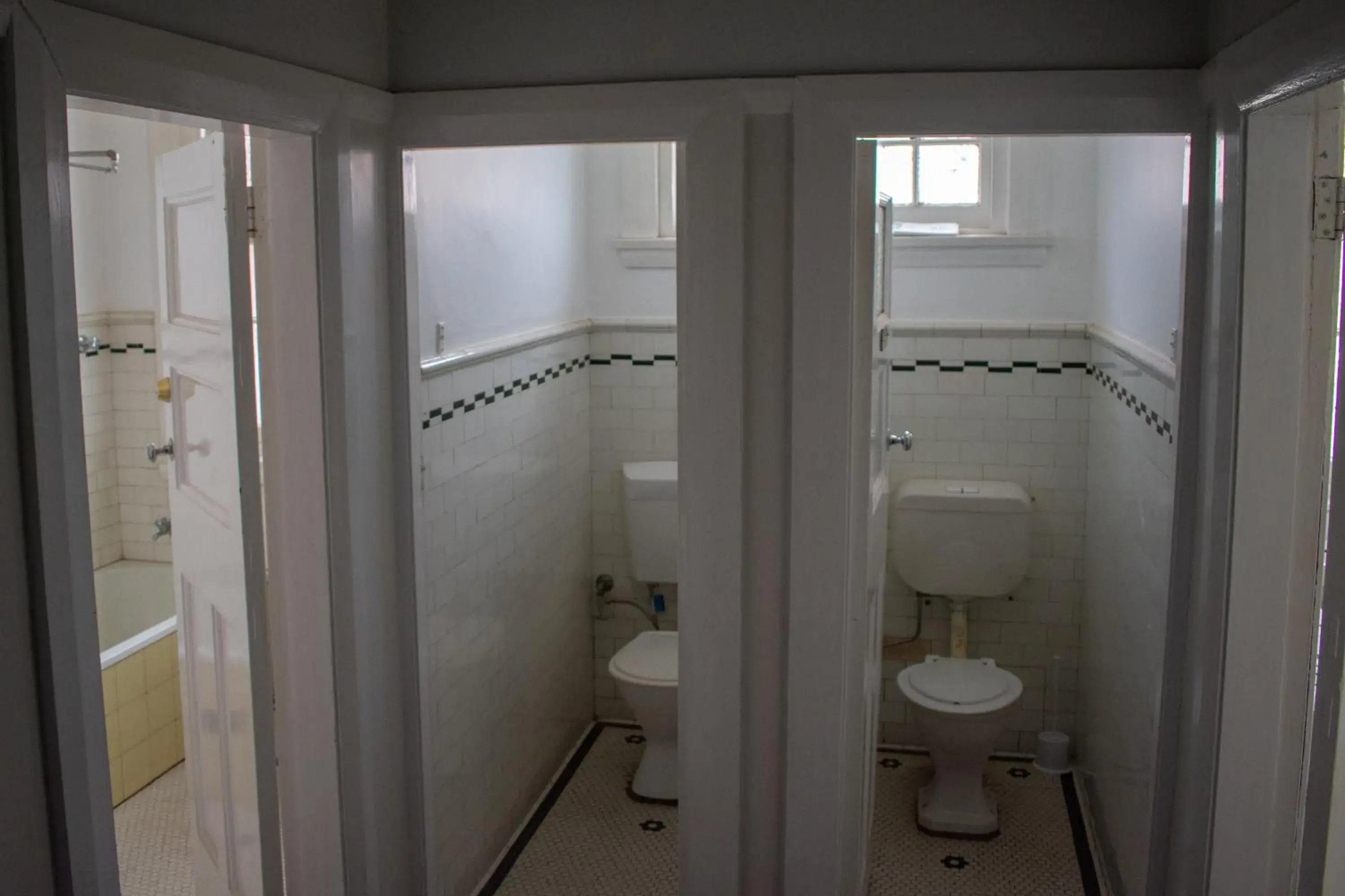 Standard Twin Room with Shared Bathroom in Castlereagh Hotel Standard Twin Room with Shared Bathroom in Castlereagh Hotel