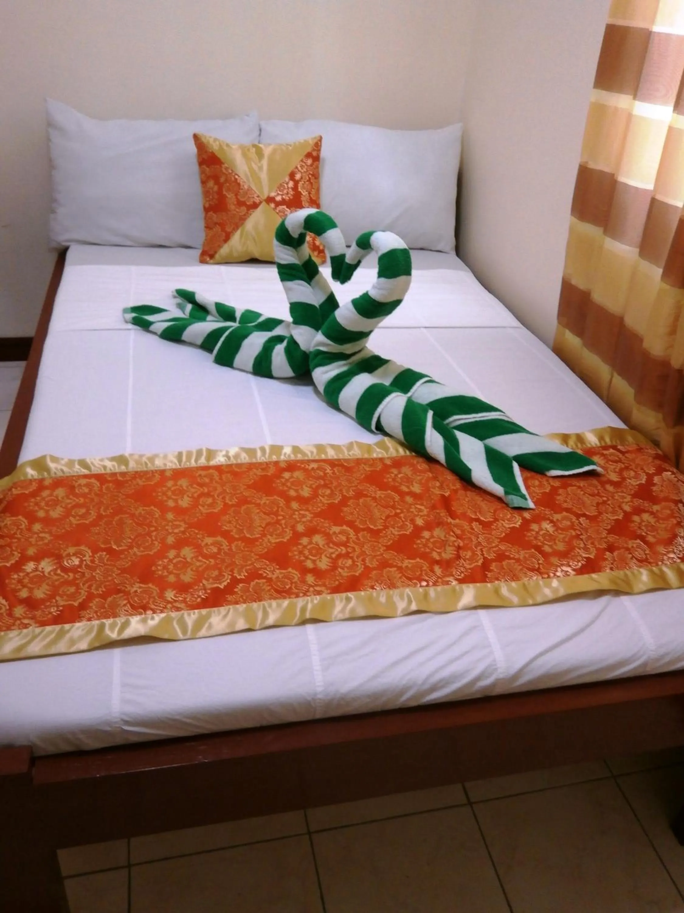 Bed in Wendy's Apartelle