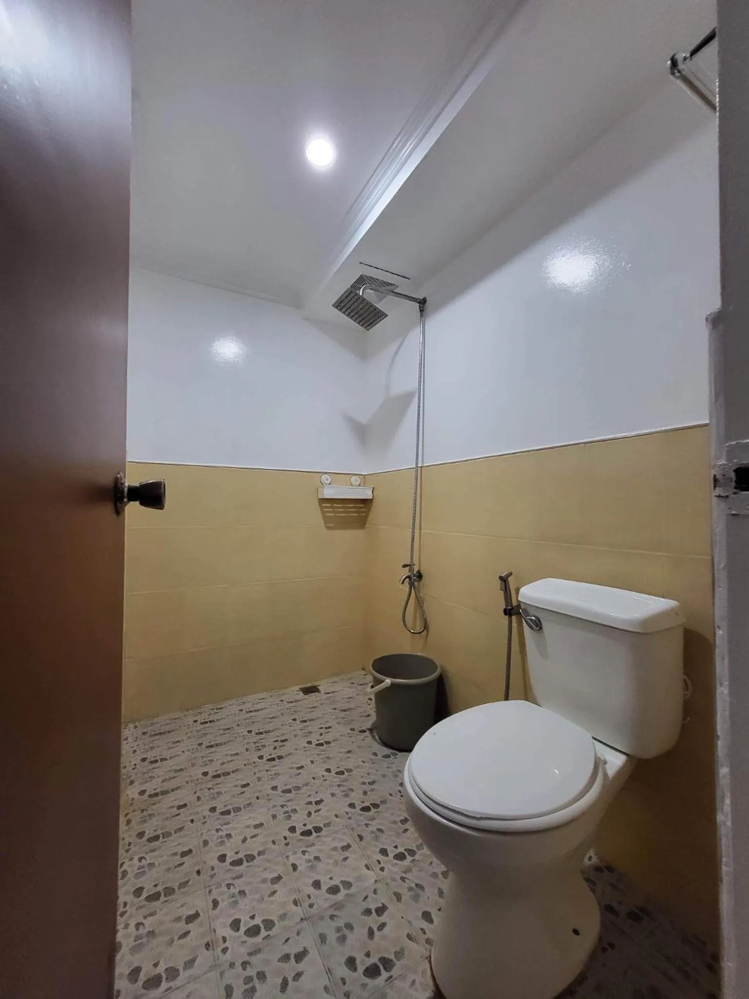 Toilet in Wendy's Apartelle