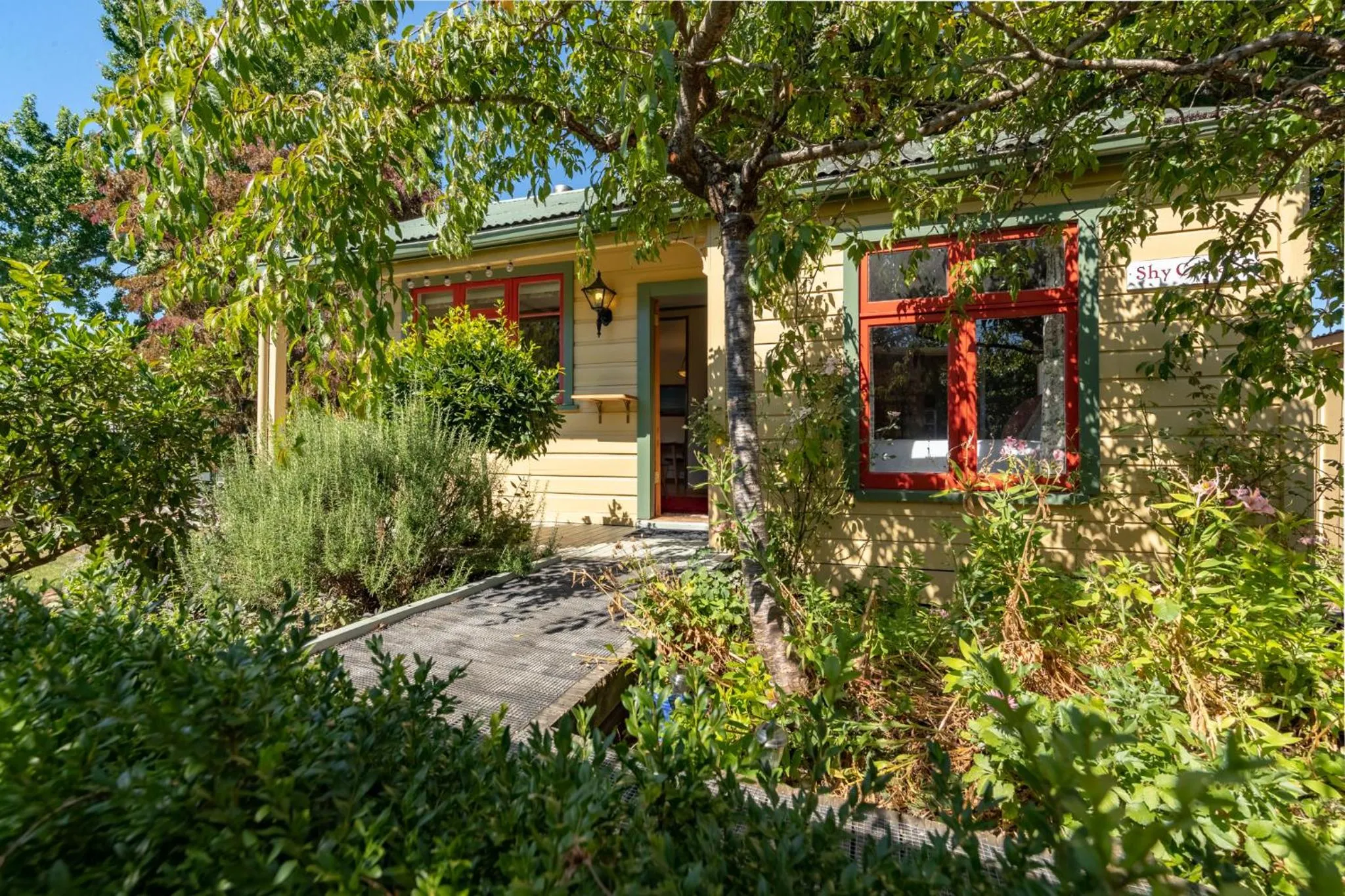 Facade/entrance in Shy Cottage and Studio
