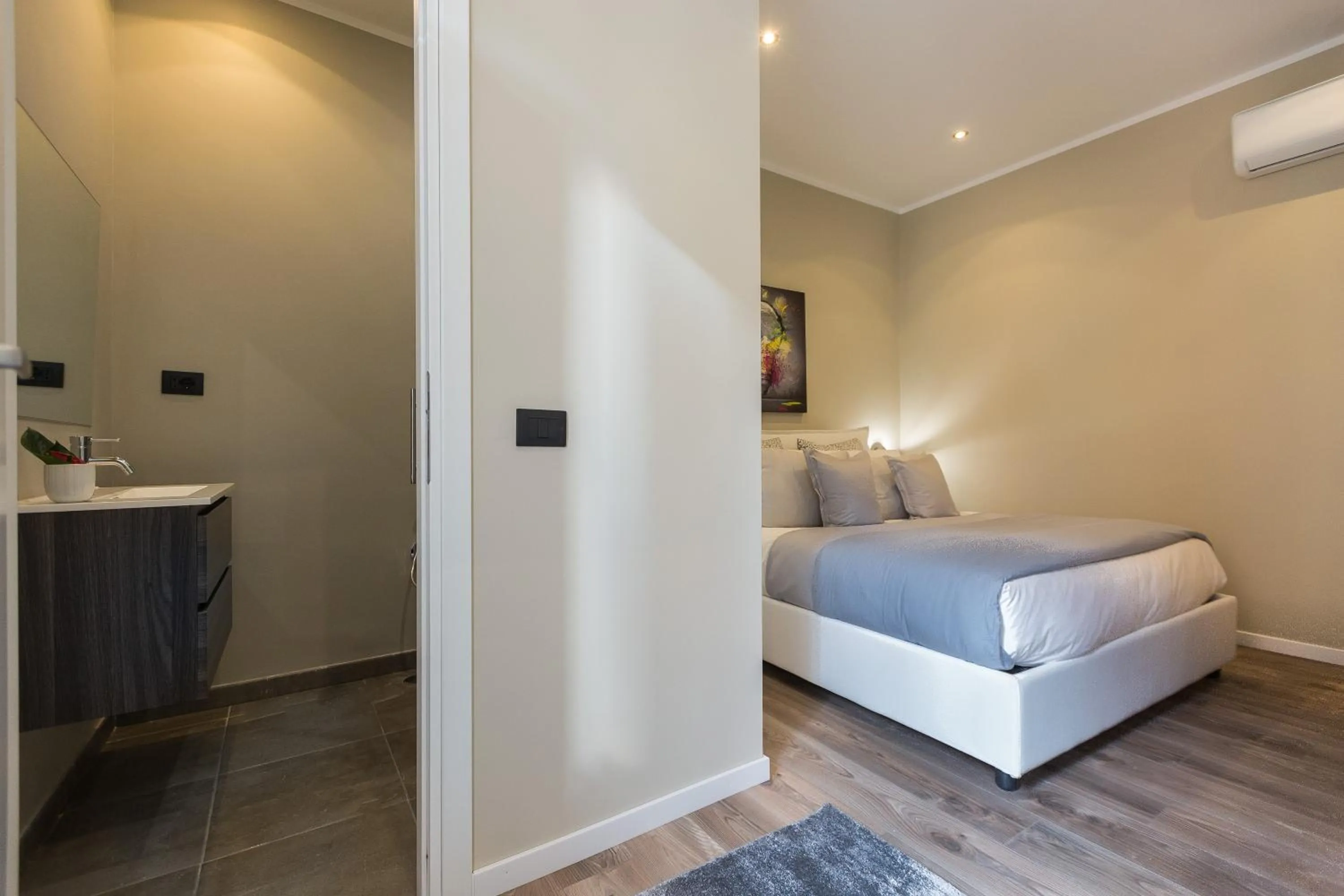 Photo of the whole room, Bed in 126 Gracchi Suites