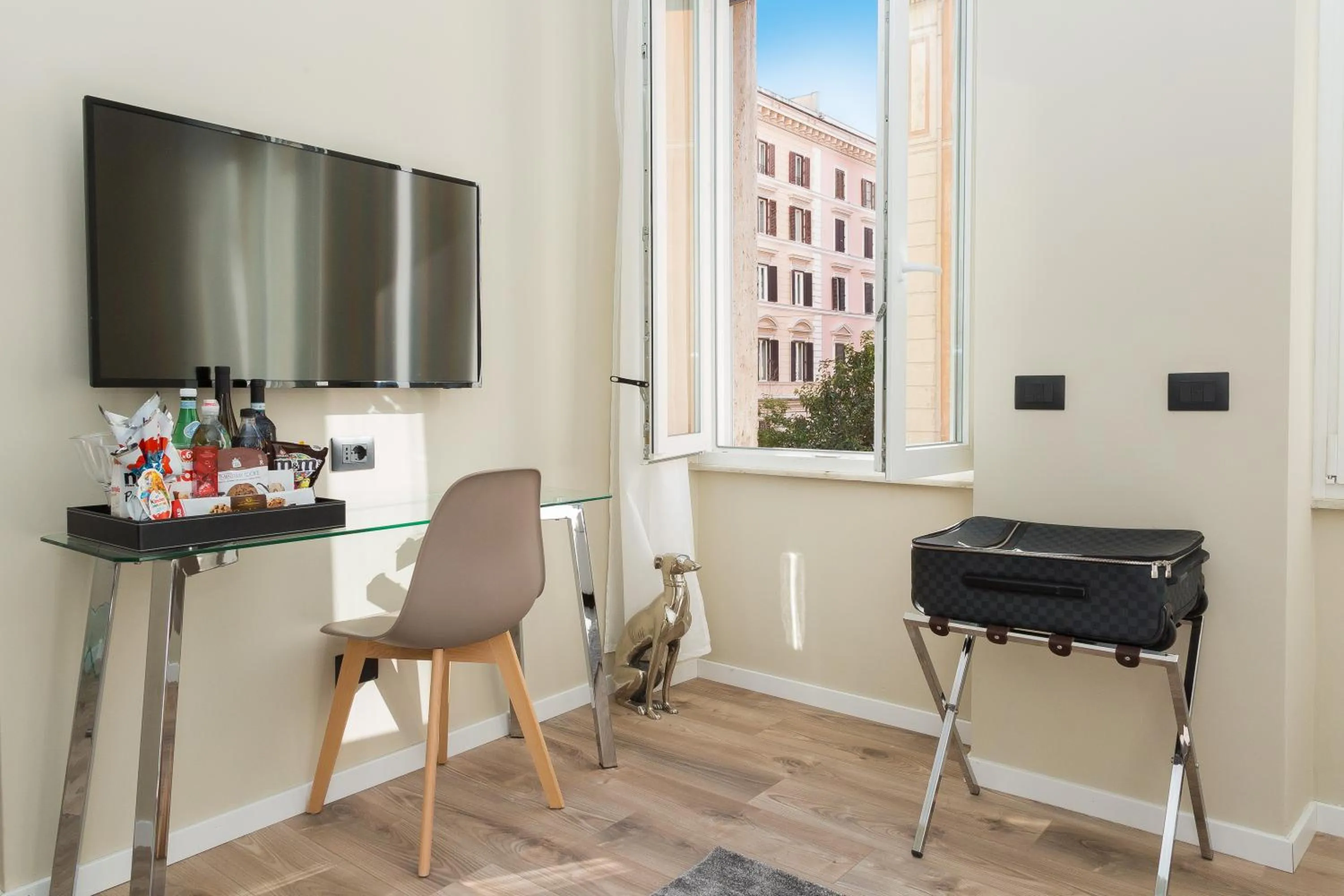 Photo of the whole room in 126 Gracchi Suites