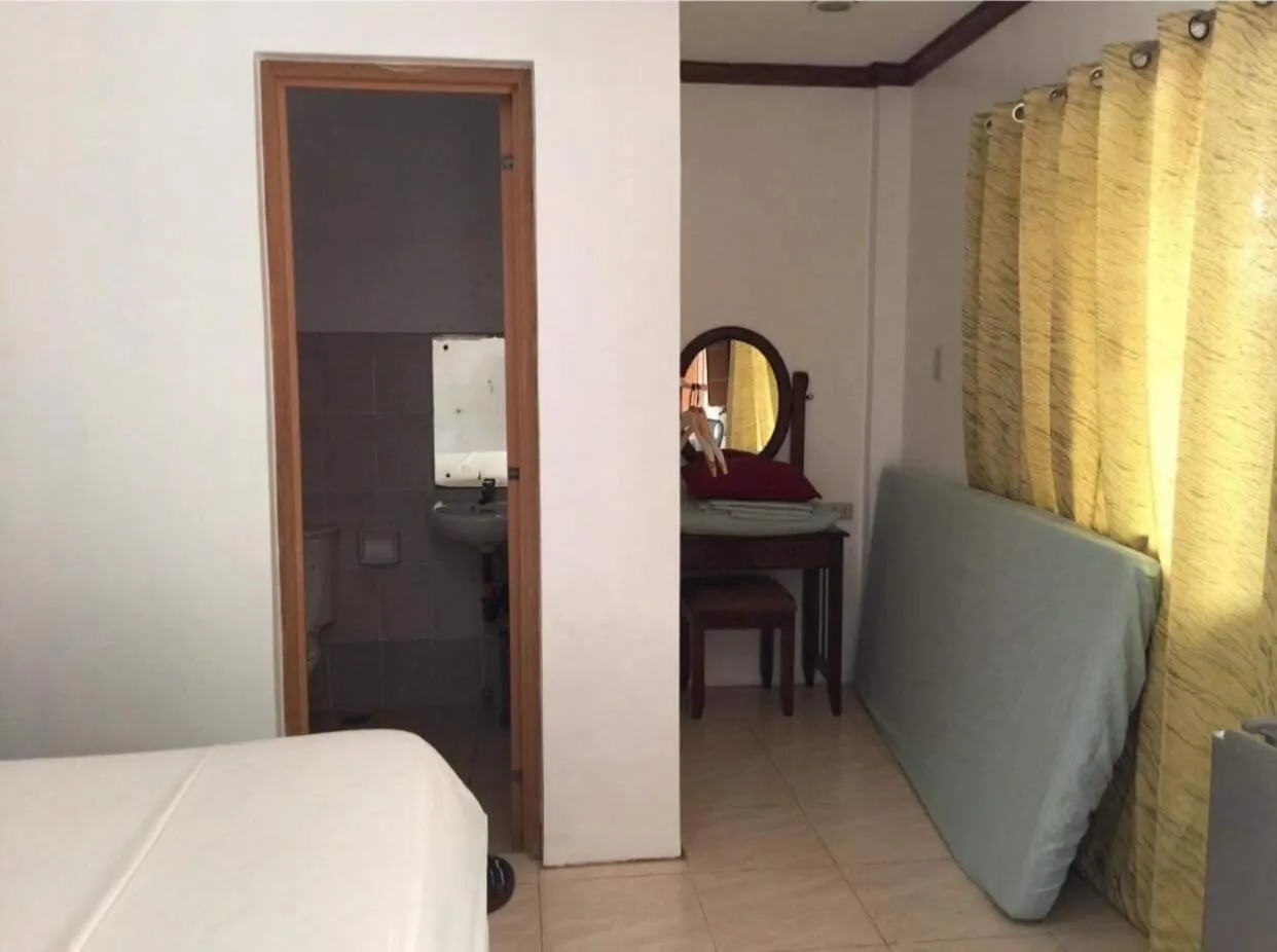 Bed in Double Diamond Inn Guest House