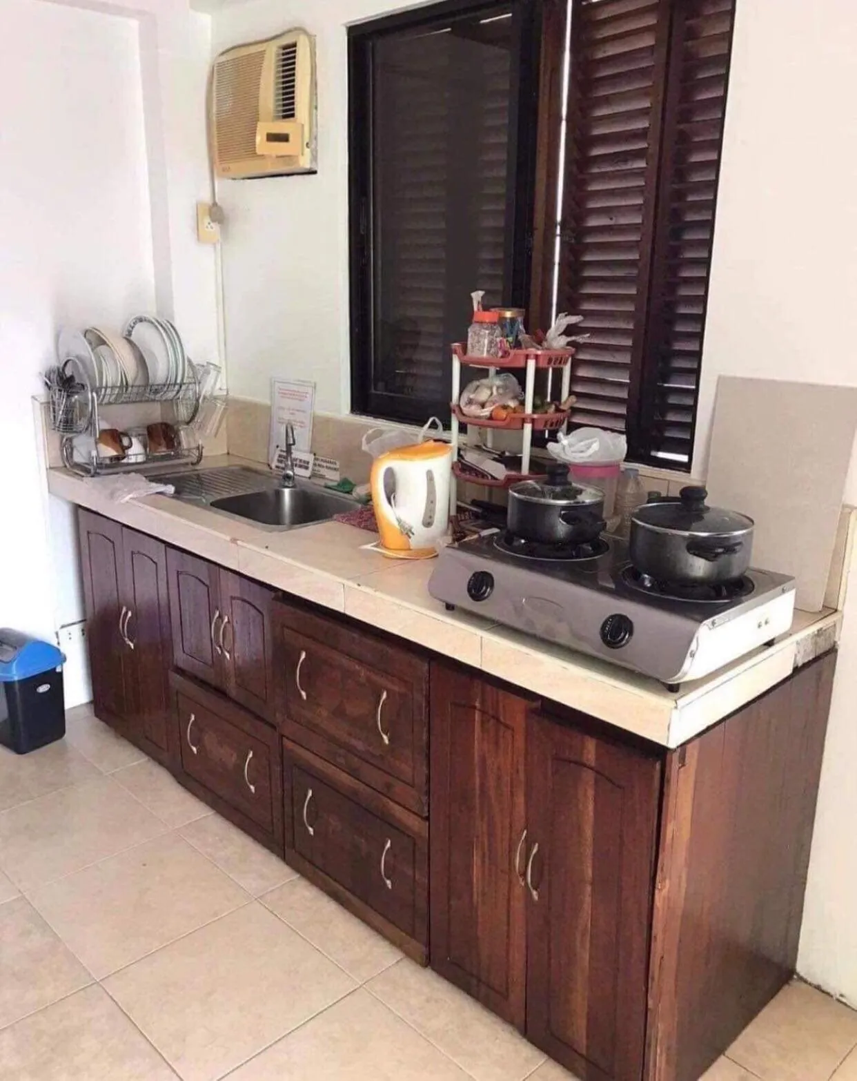 Coffee/tea facilities in Double Diamond Inn Guest House