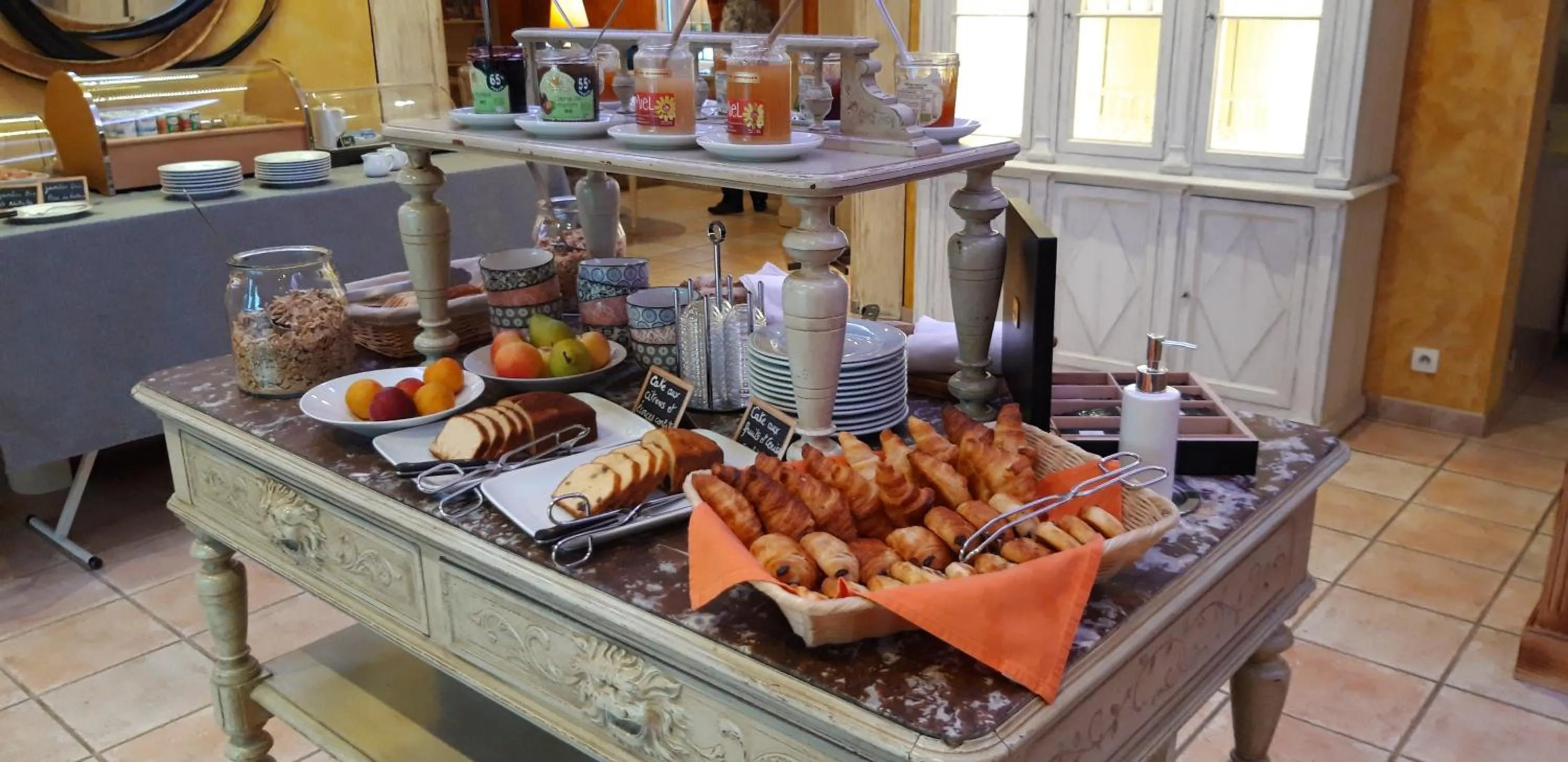 Buffet breakfast in Les Sables d'Ocre & SPA