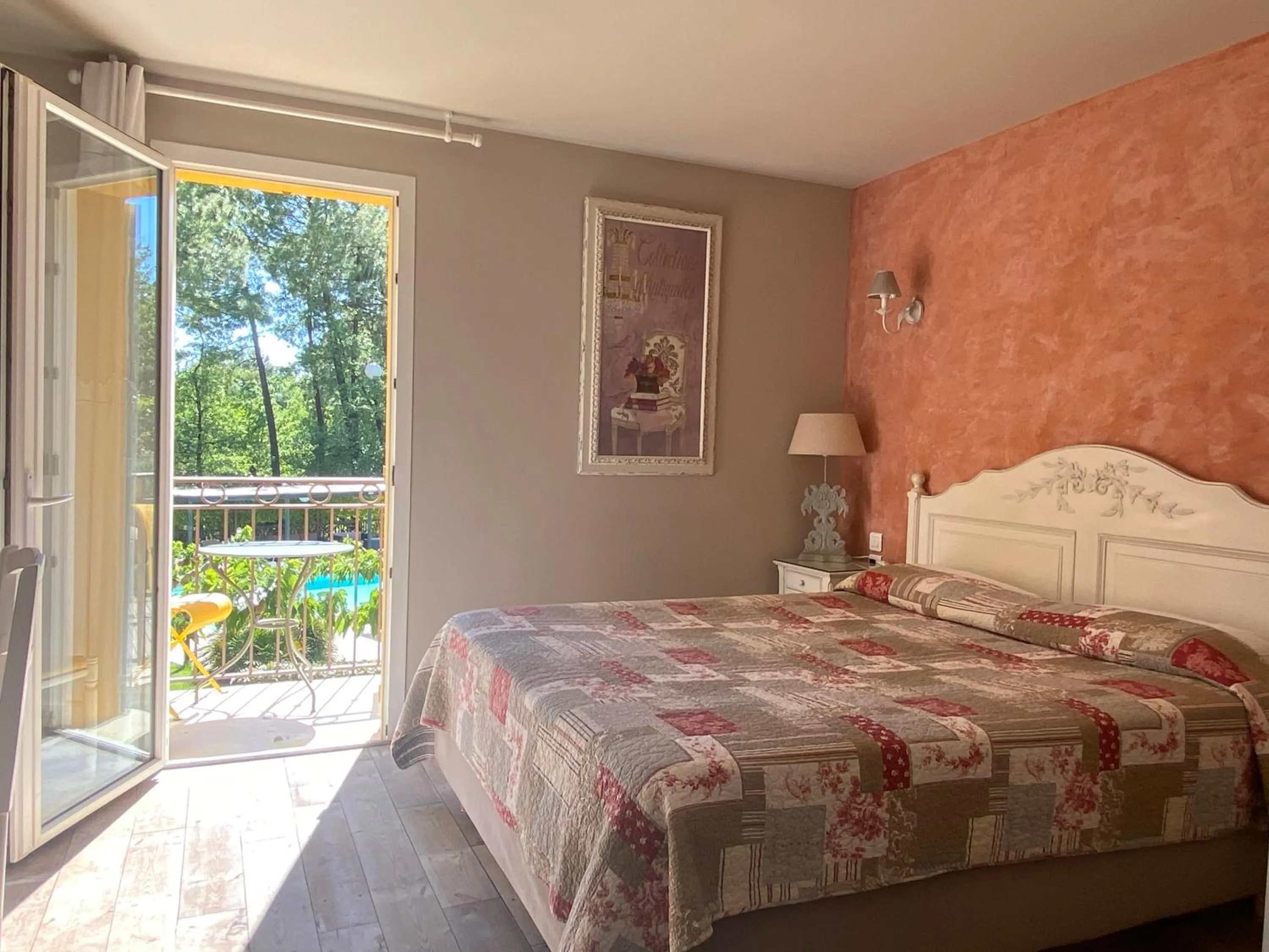 Bedroom in Les Sables d'Ocre & SPA