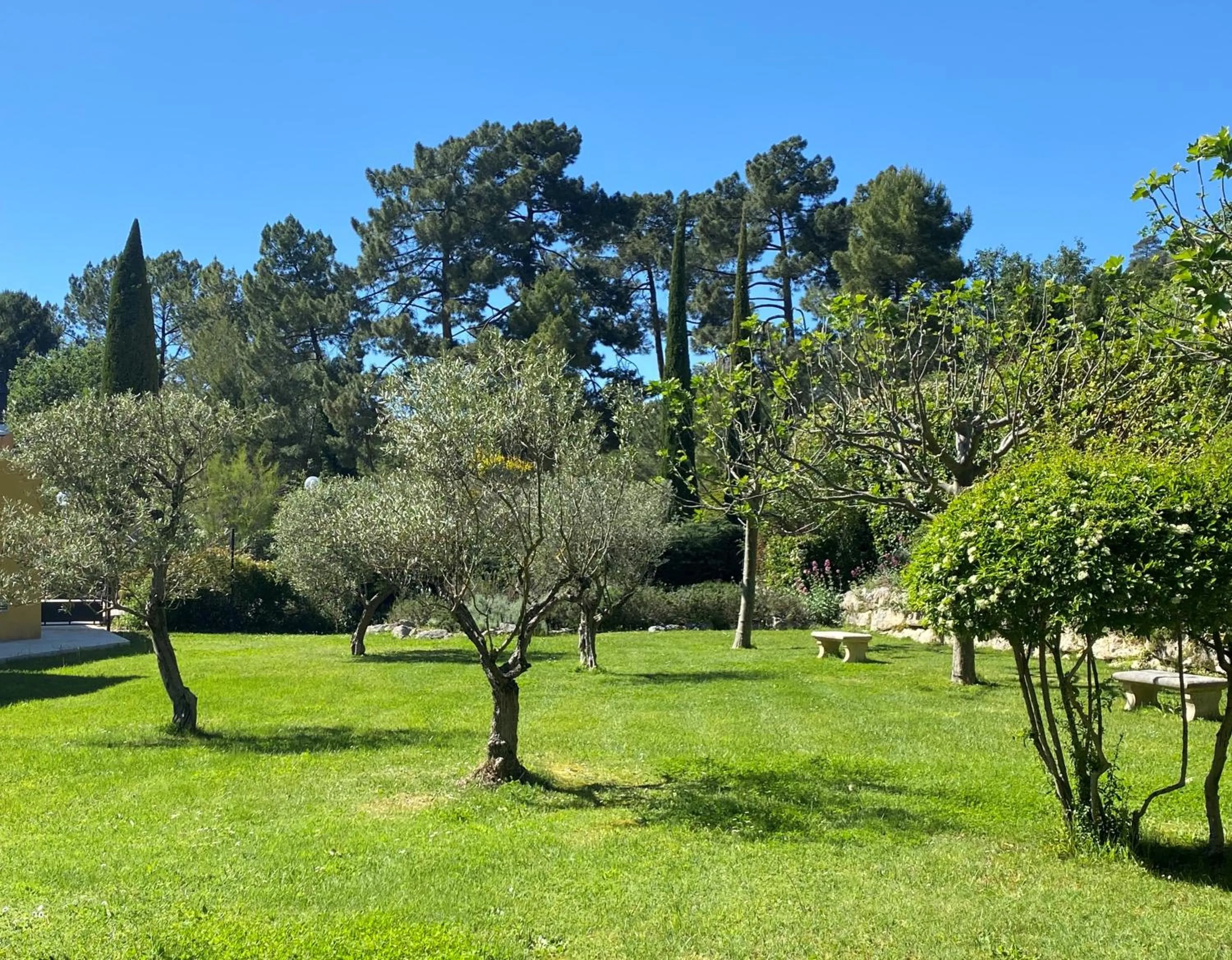Garden in Les Sables d'Ocre & SPA