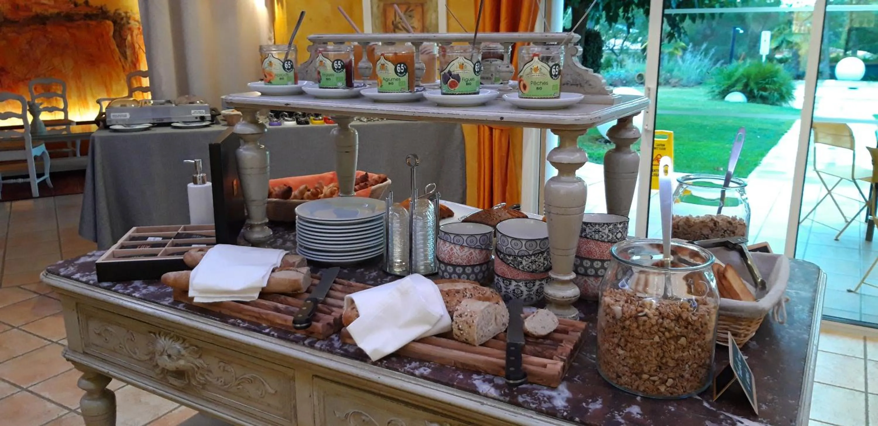 Buffet breakfast in Les Sables d'Ocre & SPA