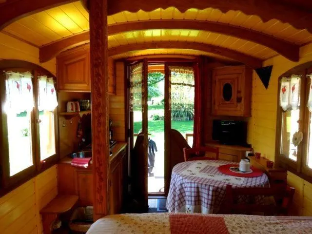 Photo of the whole room, Bed in La Clé des Roulottes