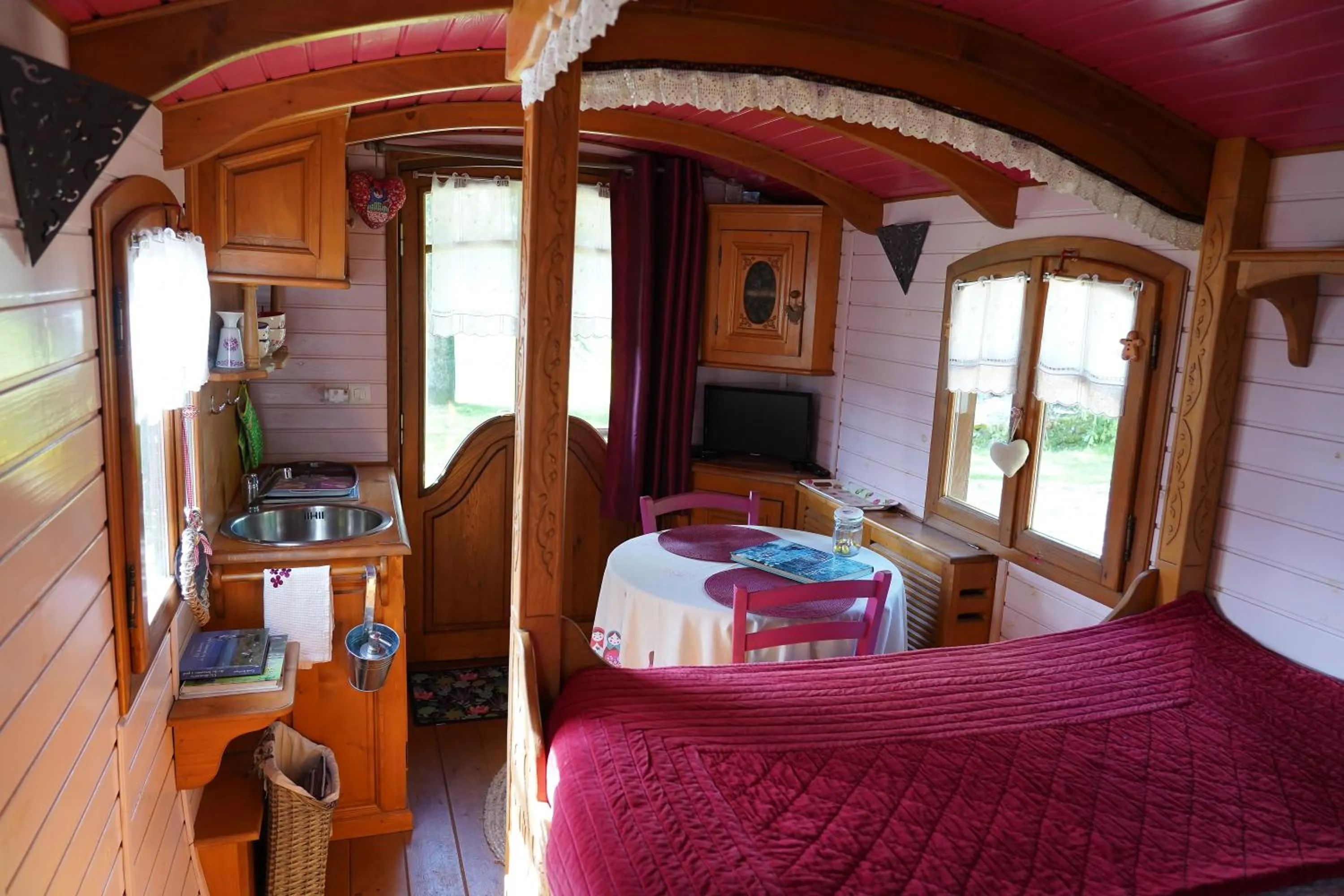 Photo of the whole room, Bed in La Clé des Roulottes
