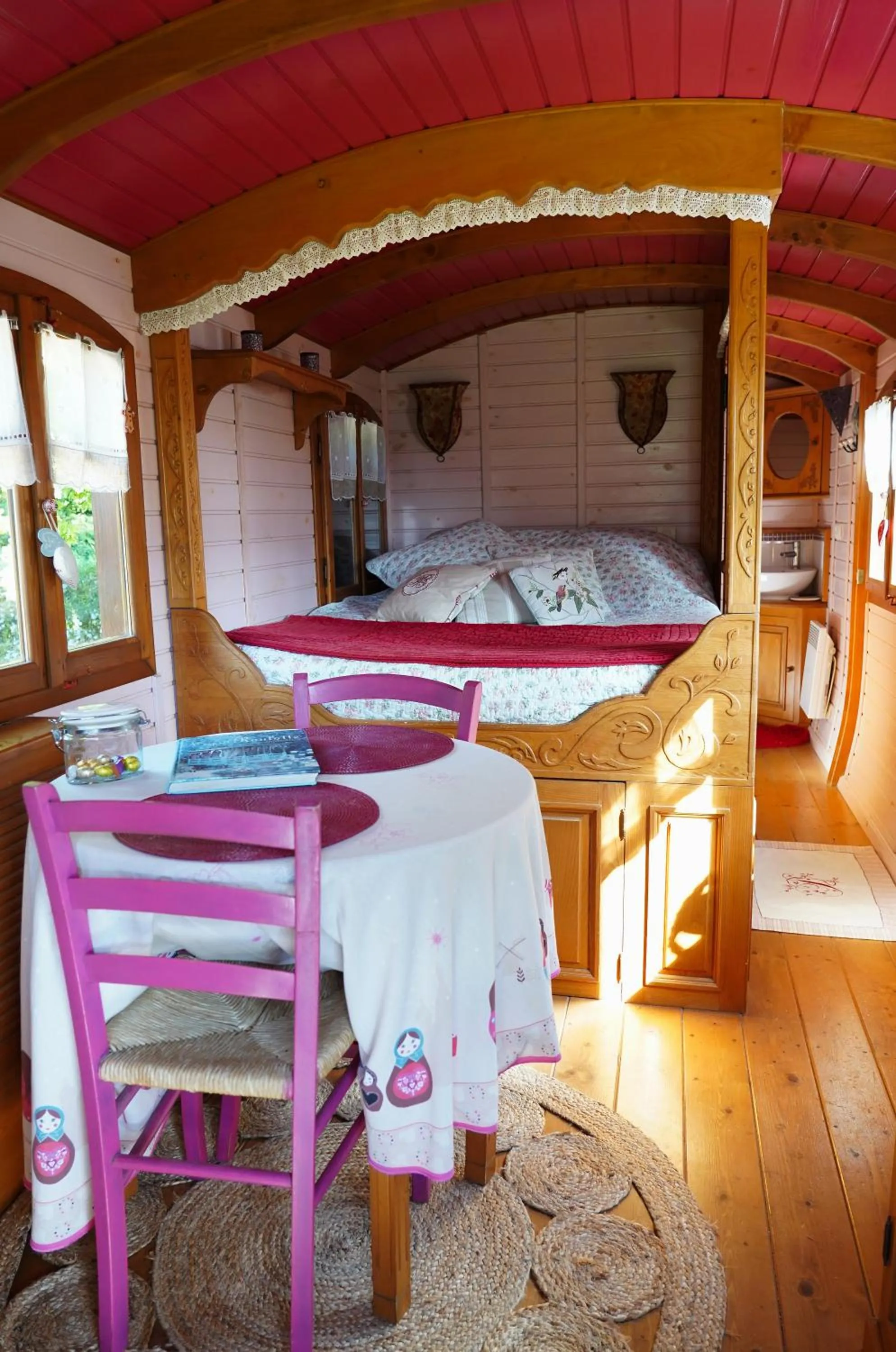 Photo of the whole room, Bed in La Clé des Roulottes