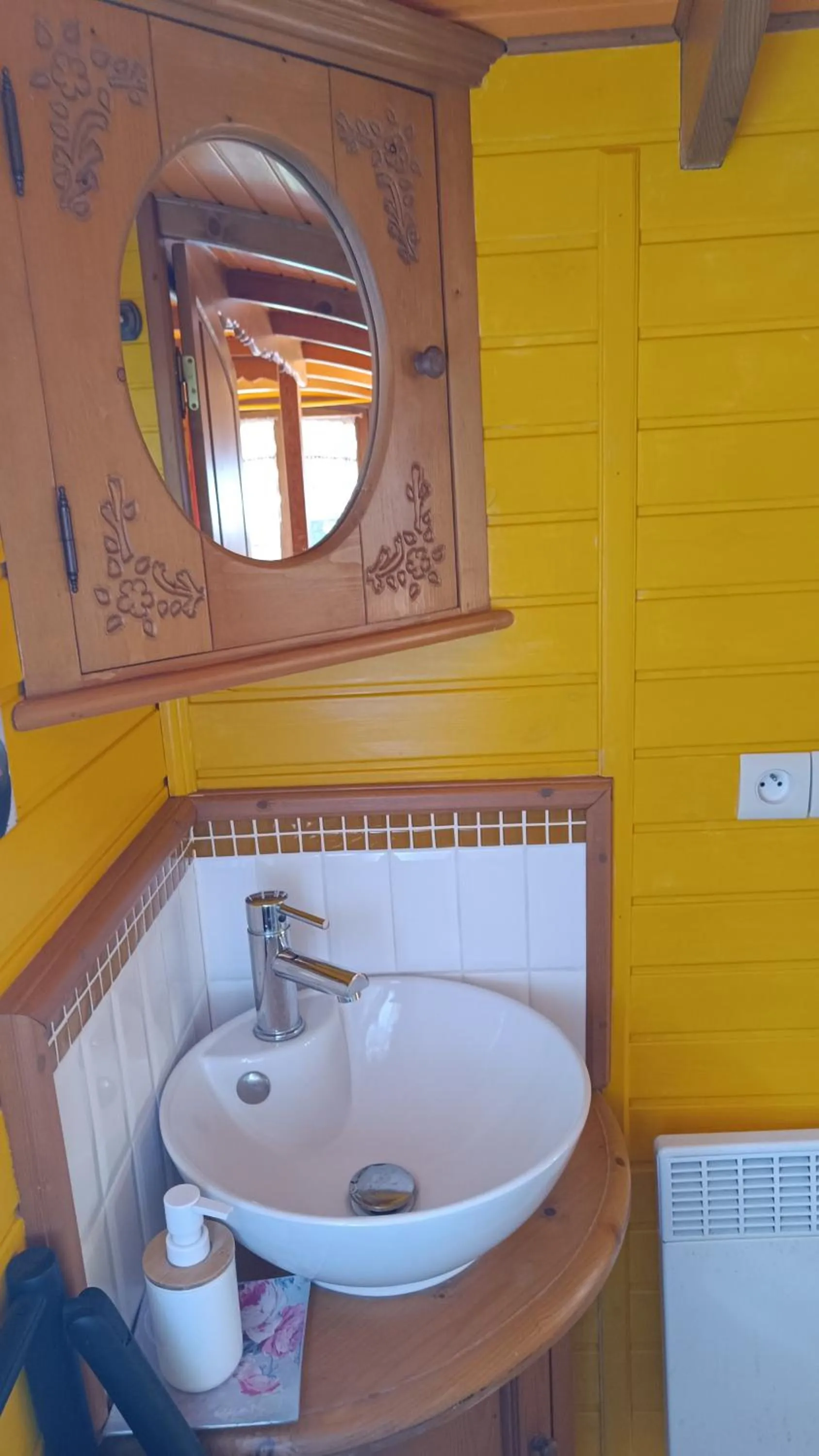Bathroom in La Clé des Roulottes