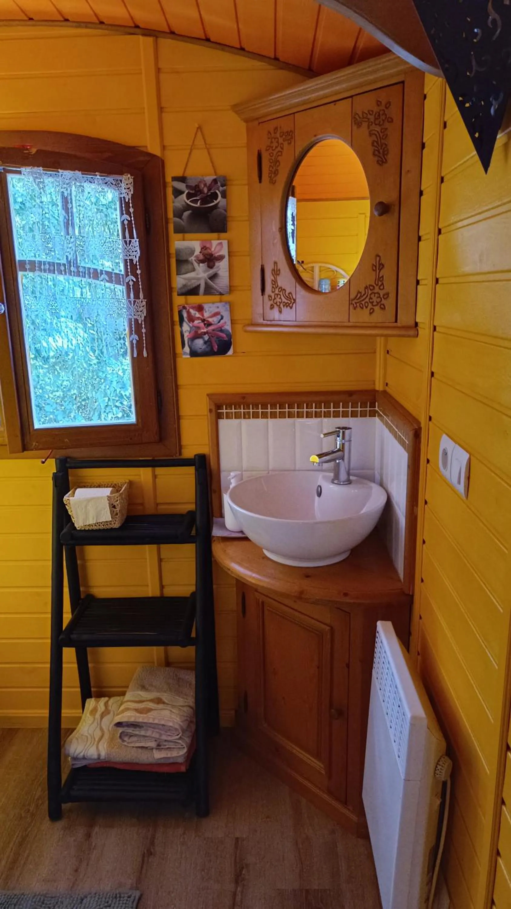 Bathroom in La Clé des Roulottes