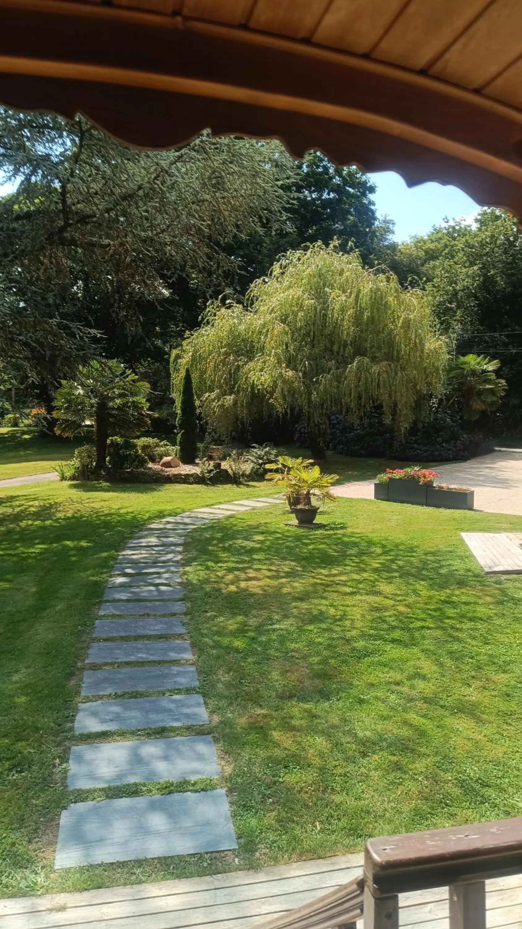 Garden view in La Clé des Roulottes