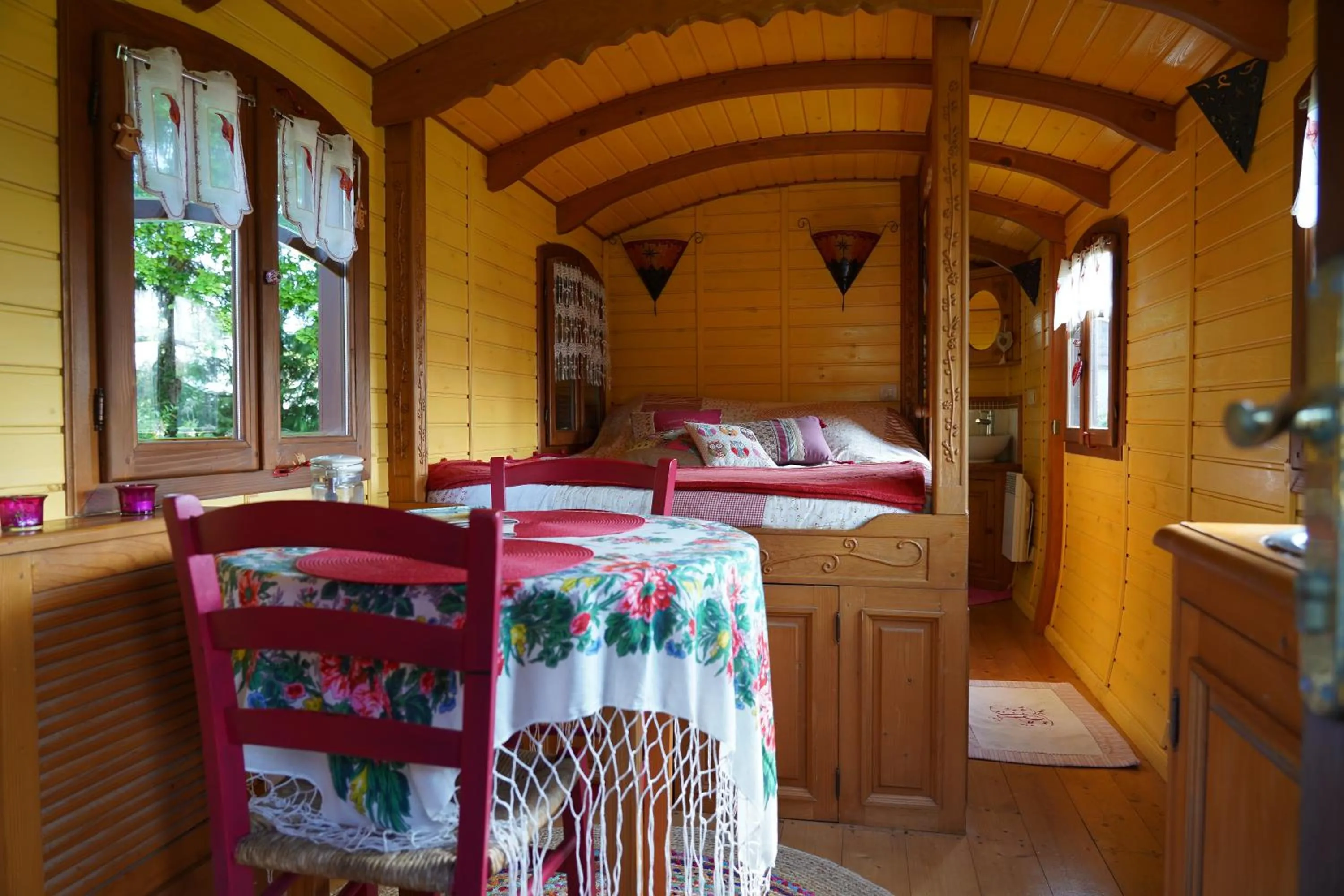 Photo of the whole room, Bed in La Clé des Roulottes