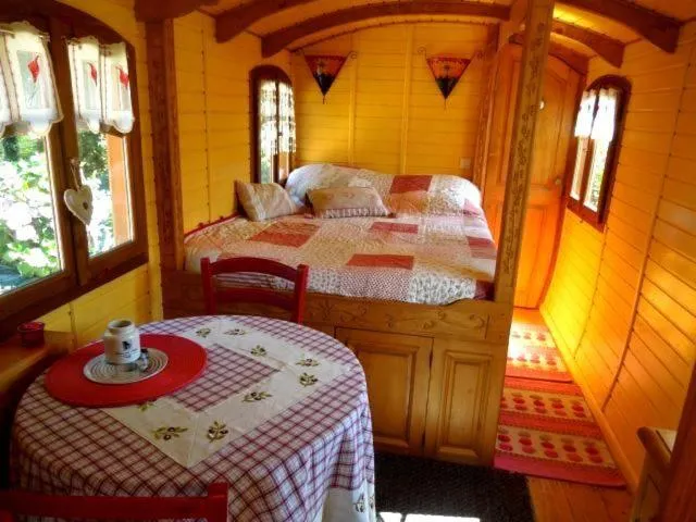 Bed in La Clé des Roulottes