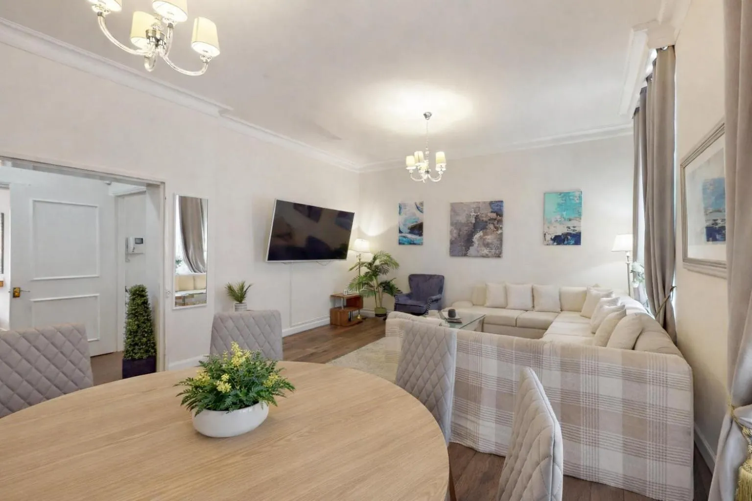 TV and multimedia in Park Lane Apartments/Shaw House