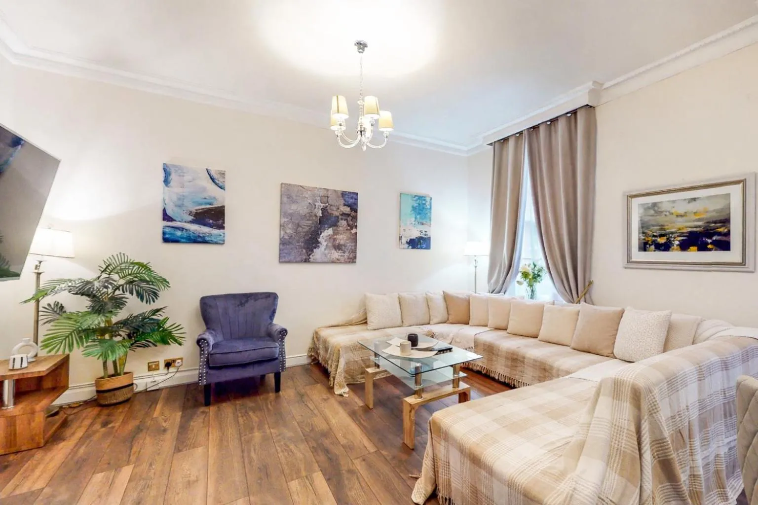 TV and multimedia in Park Lane Apartments/Shaw House